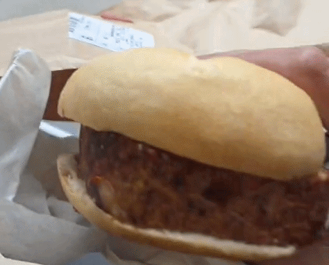 1,49 Euro! Wiener jubelt über Mega-Leberkäs-Semmel.