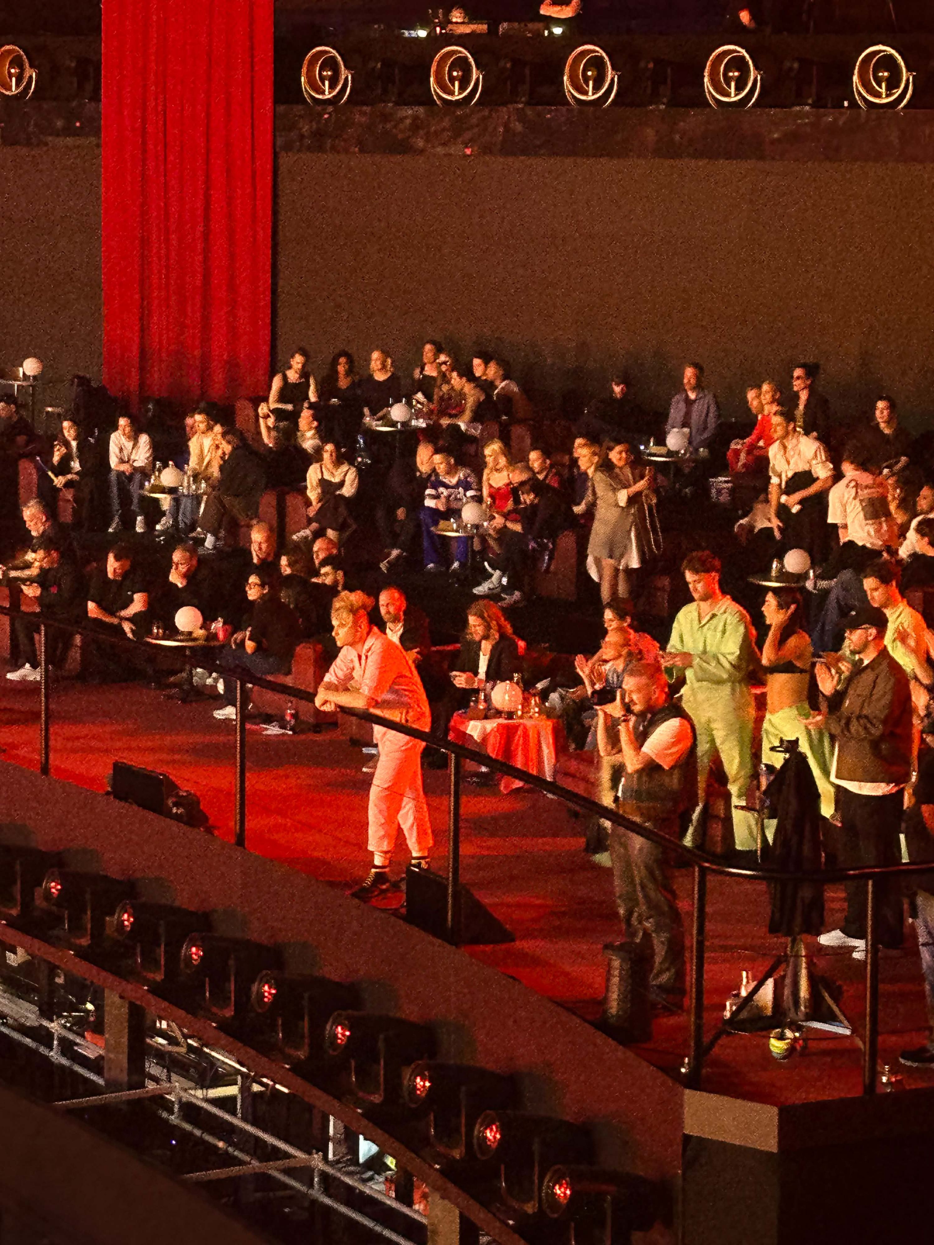 Einzig Sam Battle (bekannt als Look Mum No Computer) verfolgte die Show, während die meisten Acts in ihre Handys starrten