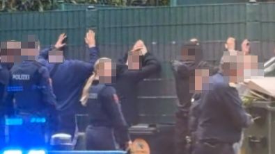 Polizeieinsatz nach Flaschenwurf und Gewalt in Wien.