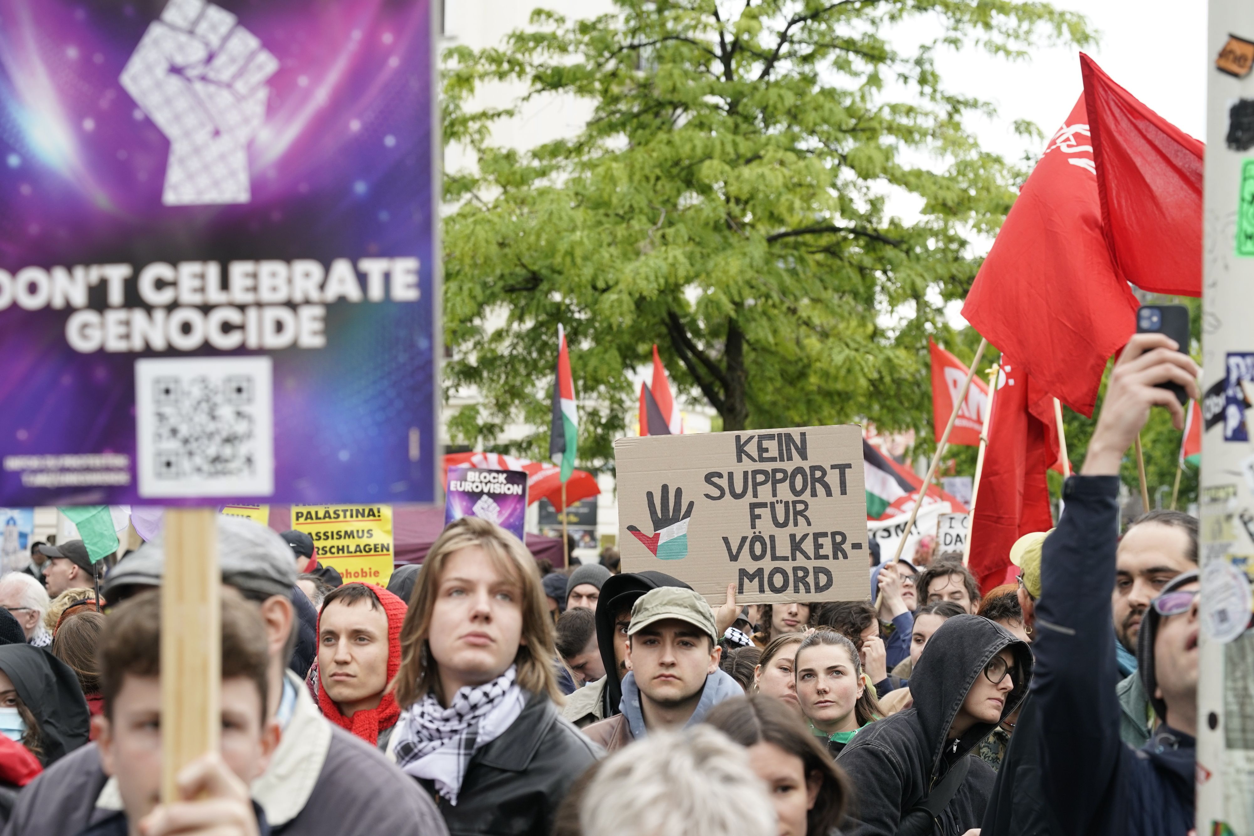 Um 14 Uhr versammelten ein paar Hundert Menschen auf der Mariahilfer Straße.