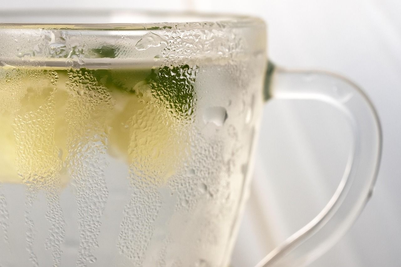 Frisches Getränk mit Limette und Eis