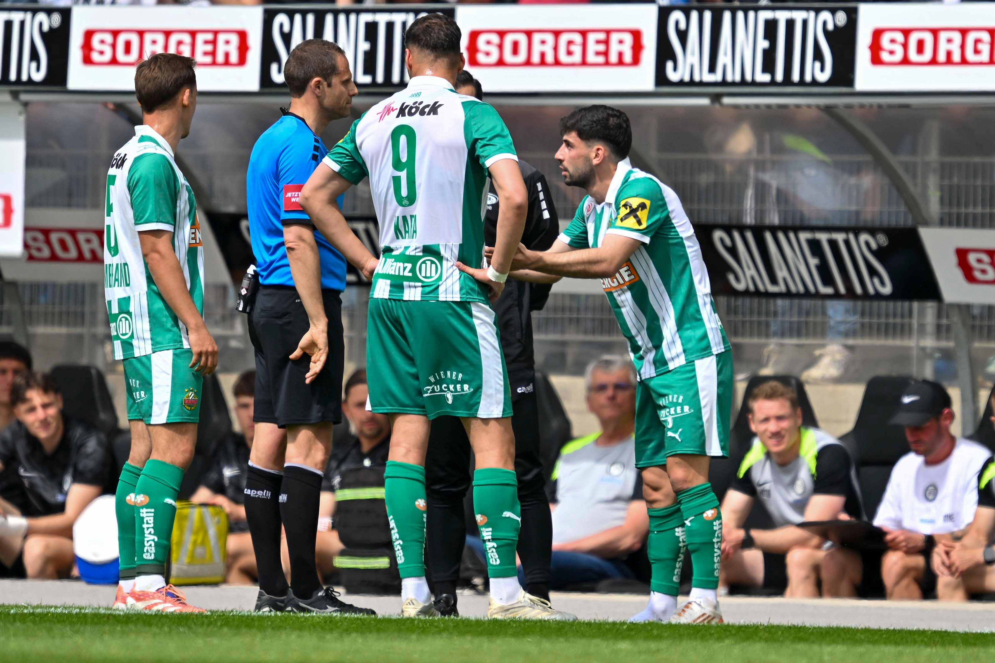 Schiedsrichter Harald Lechner und Yusuf Demir 