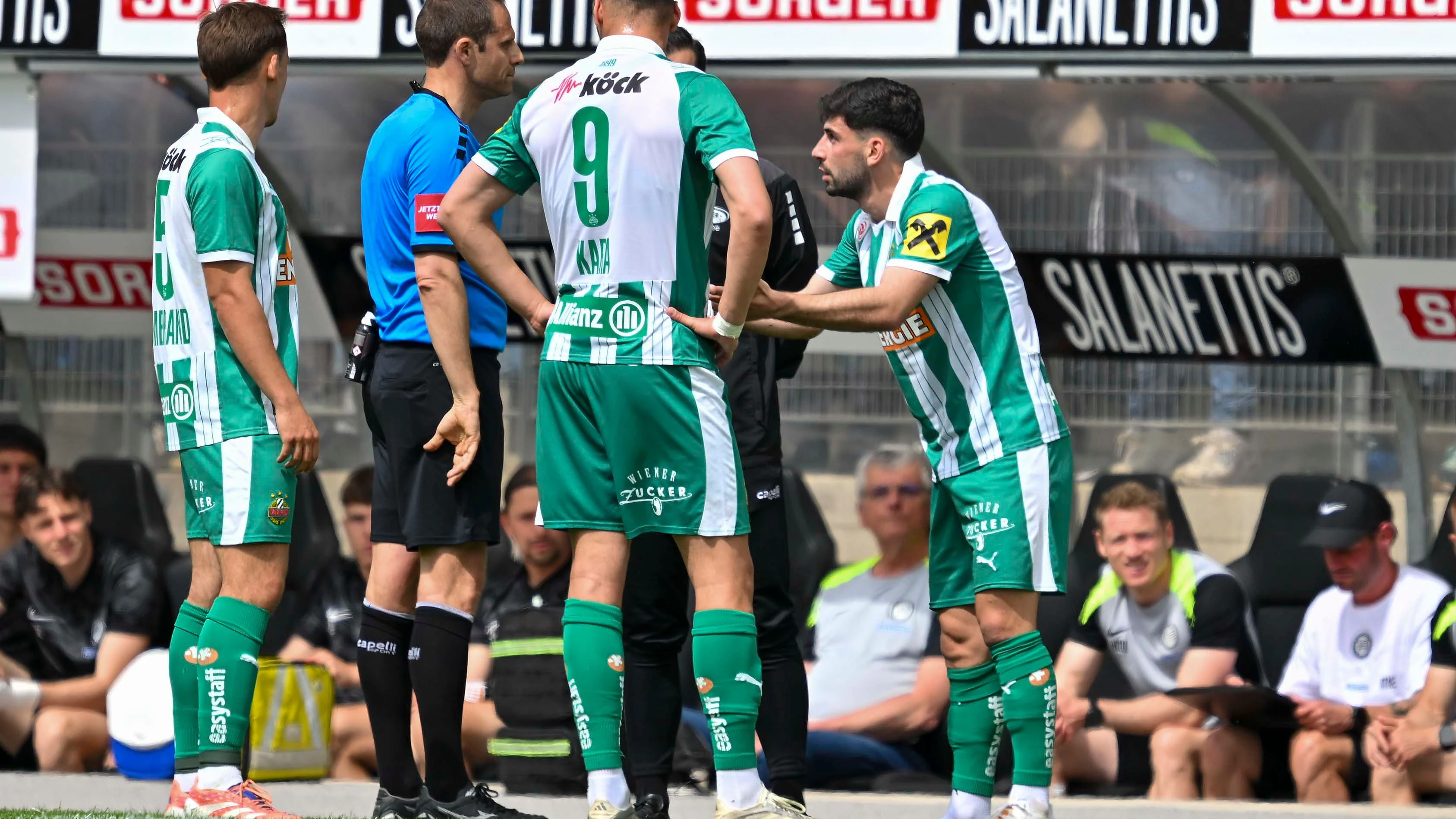 Schiedsrichter Harald Lechner und Yusuf Demir 