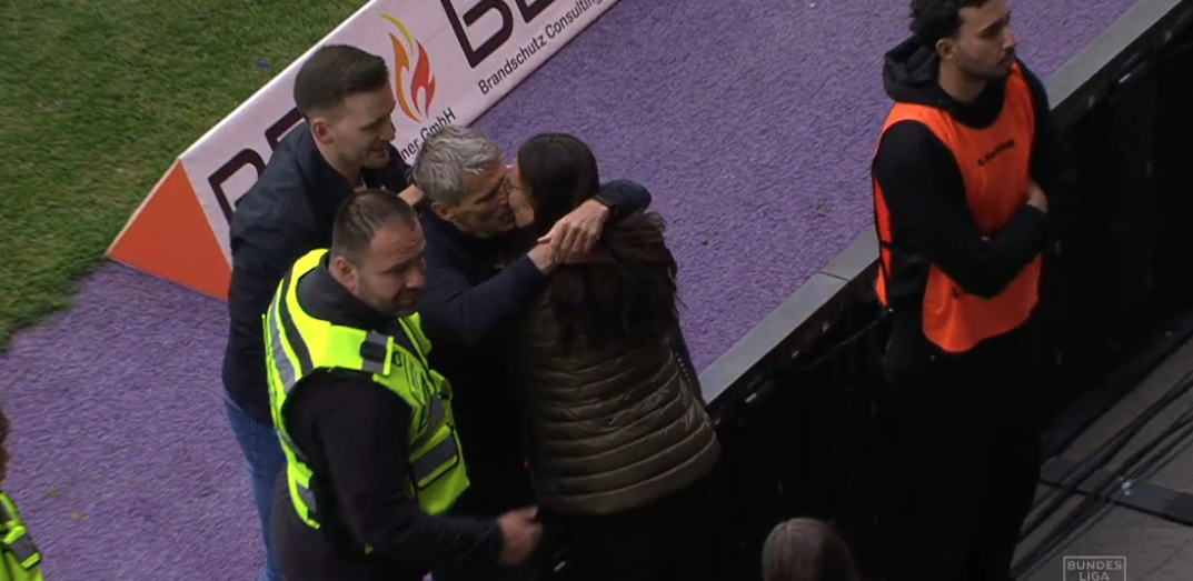 Trainer Didi Kühbauer feiert den Titel zuerst mit Ehefrau Ingrid.