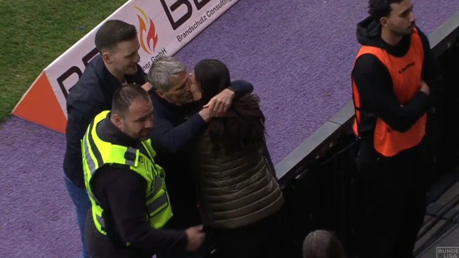 Trainer Didi Kühbauer feiert den Titel zuerst mit Ehefrau Ingrid.