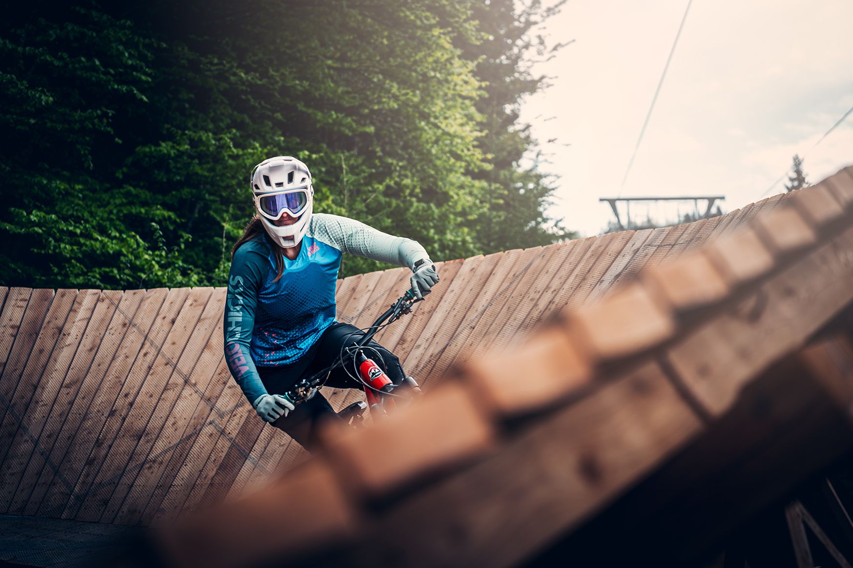Action im Wallride: Der Alpen Bikepark hat bis 2. November geöffnet.