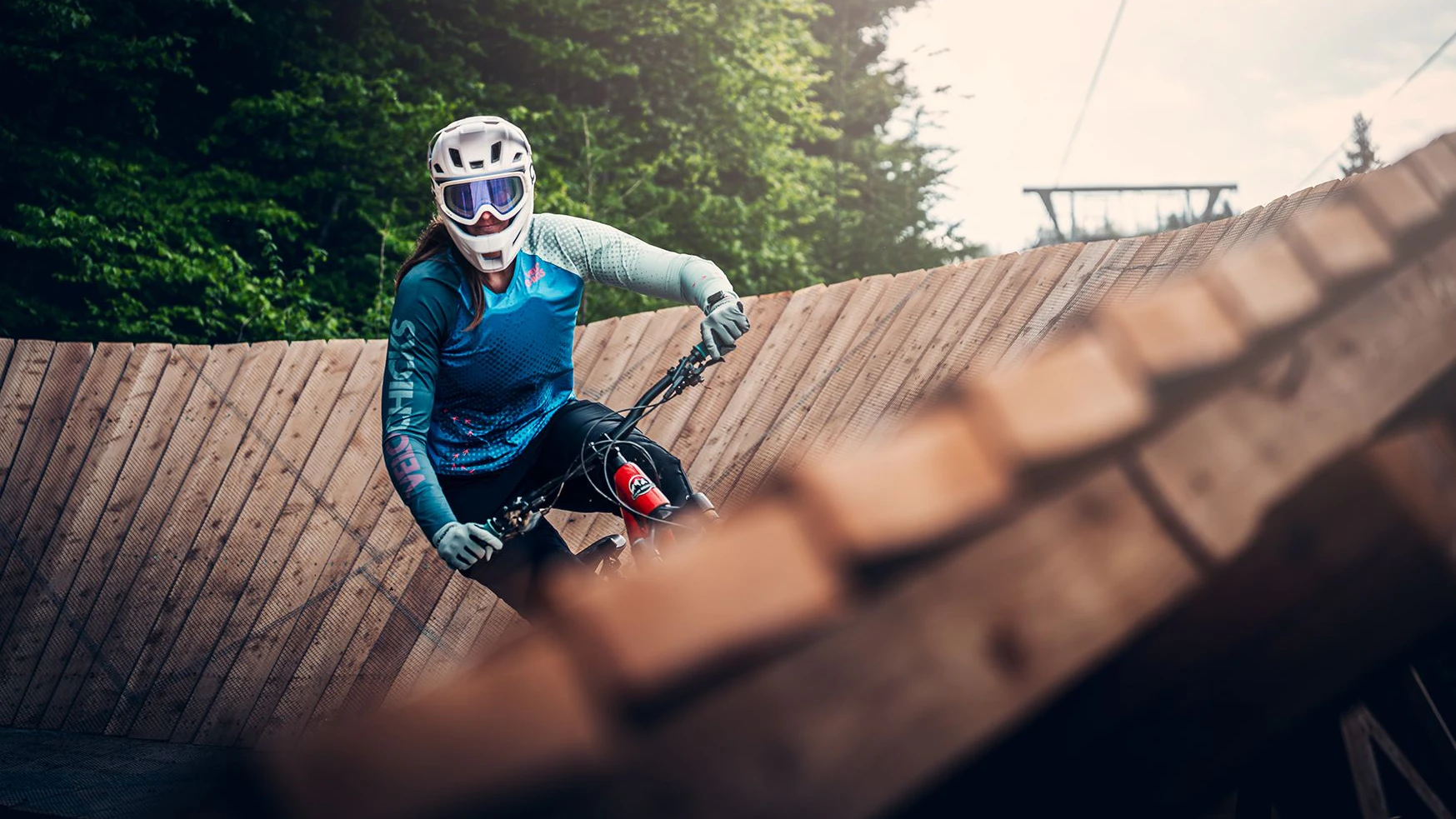 Action im Wallride: Der Alpen Bikepark hat bis 2. November geöffnet.