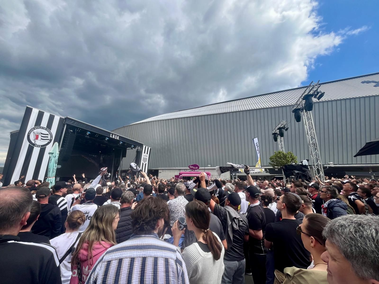 Riesiger Jubel in Linz auf der Gugl. Dort fieberten Hunderte Fans mit der Mannschaft mit.