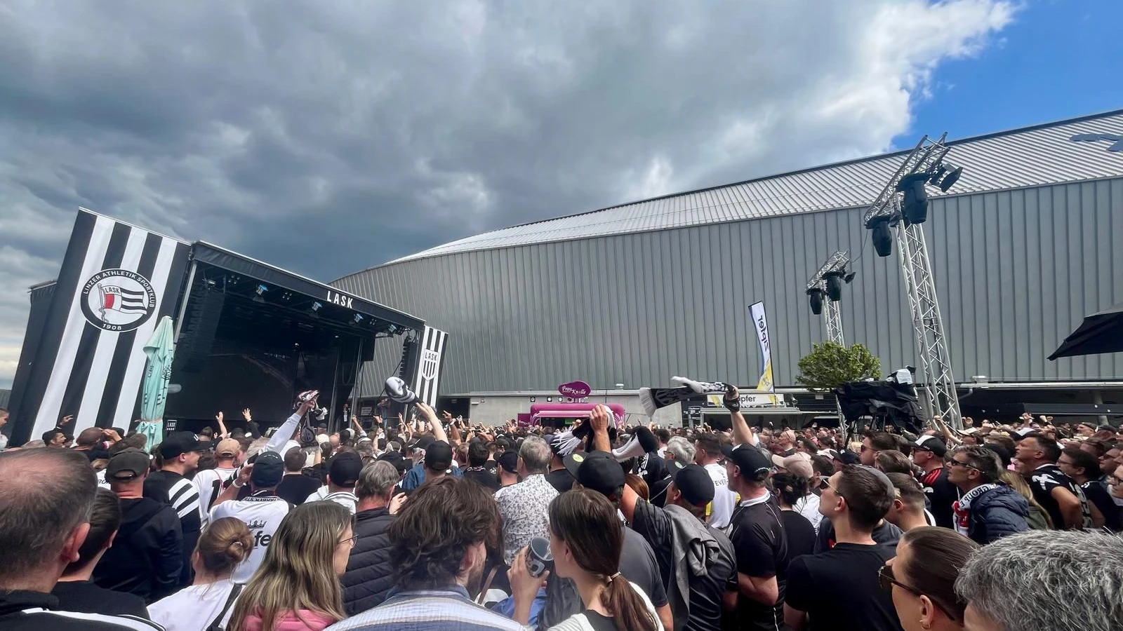 Riesiger Jubel in Linz auf der Gugl. Dort fieberten Hunderte Fans mit der Mannschaft mit.