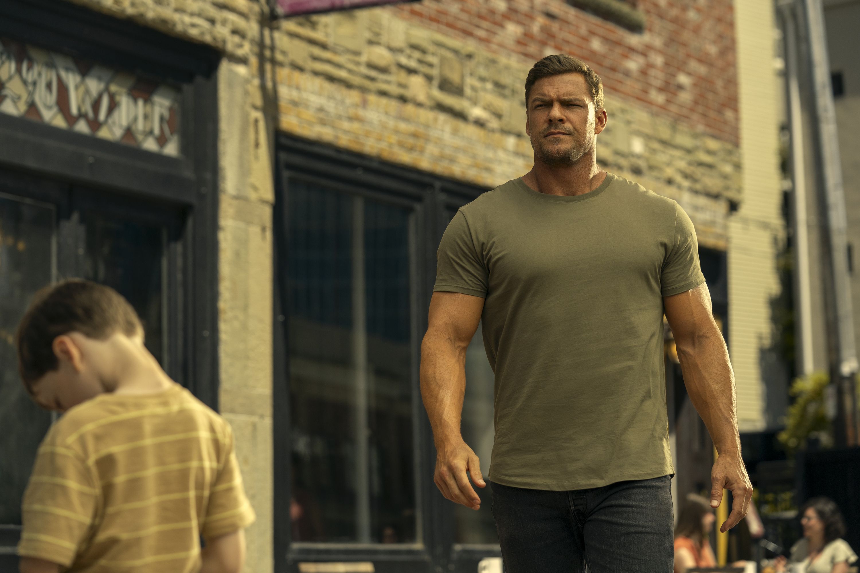Alan Ritchson alt knallharter Ex-Militärpolizist Jack Reacher. Die Erfolgsserie geht offenbar dieses Jahr noch mit Staffel vier in die nächste Runde. Staffel fünf wurde ebenfalls bereits bestätigt.
