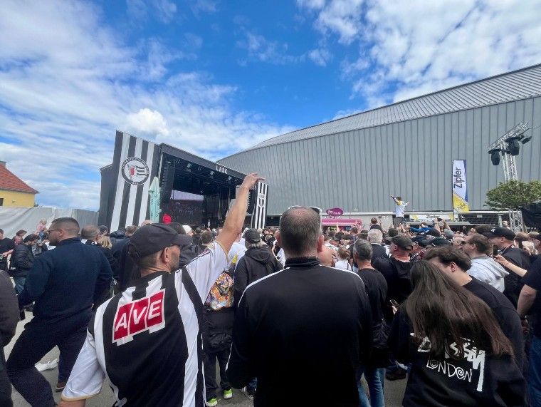 Beim Public Viewing vorm Linzer Stadion auf der Gugl gab es kein Halten mehr.