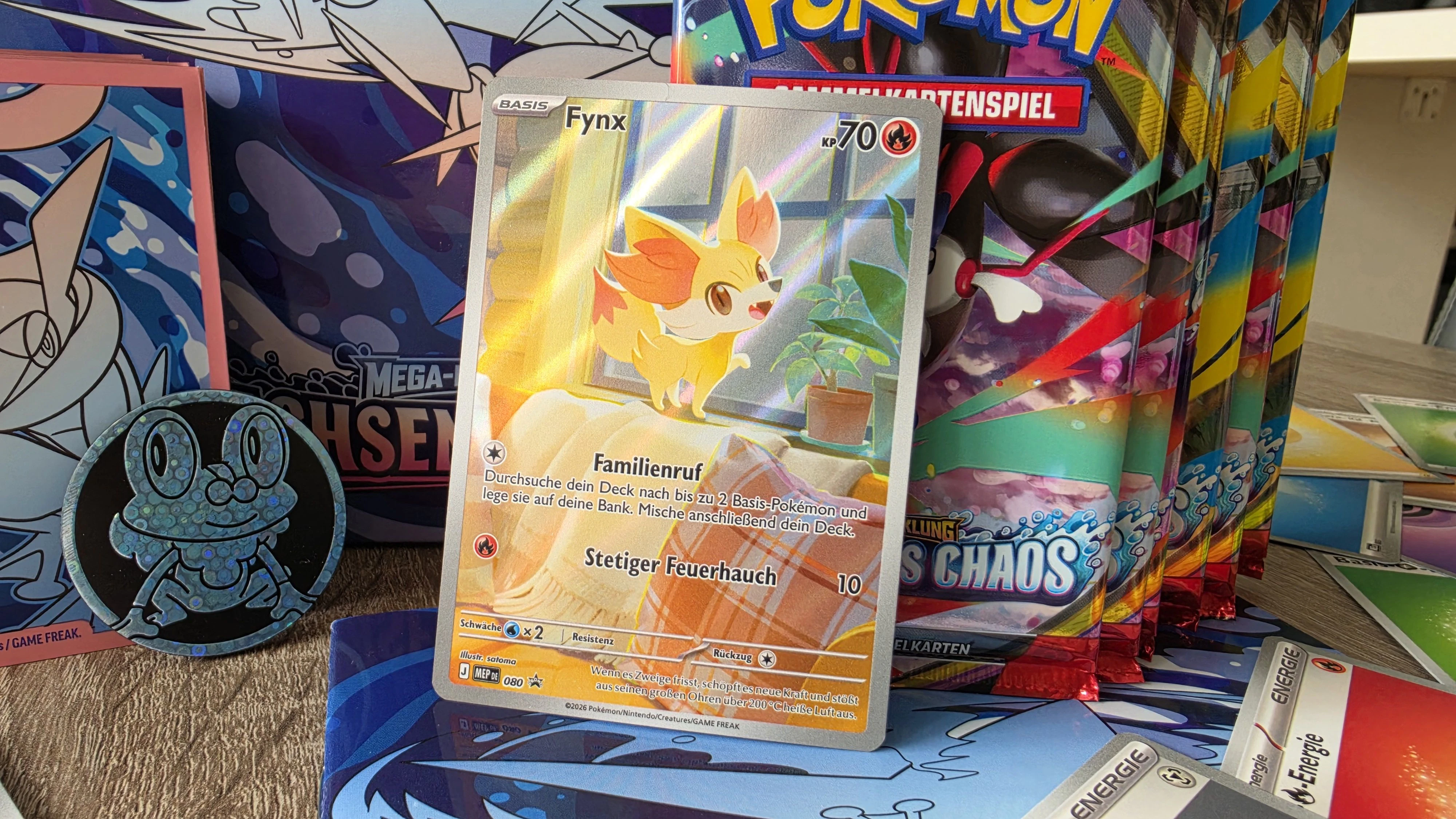 Neben den Boostern liegt in der Box eine fixe Promokarte: Fynx als holografische Vollbildkarte. Es ist eine der spannendsten Promos der jüngsten Karten-Sets.