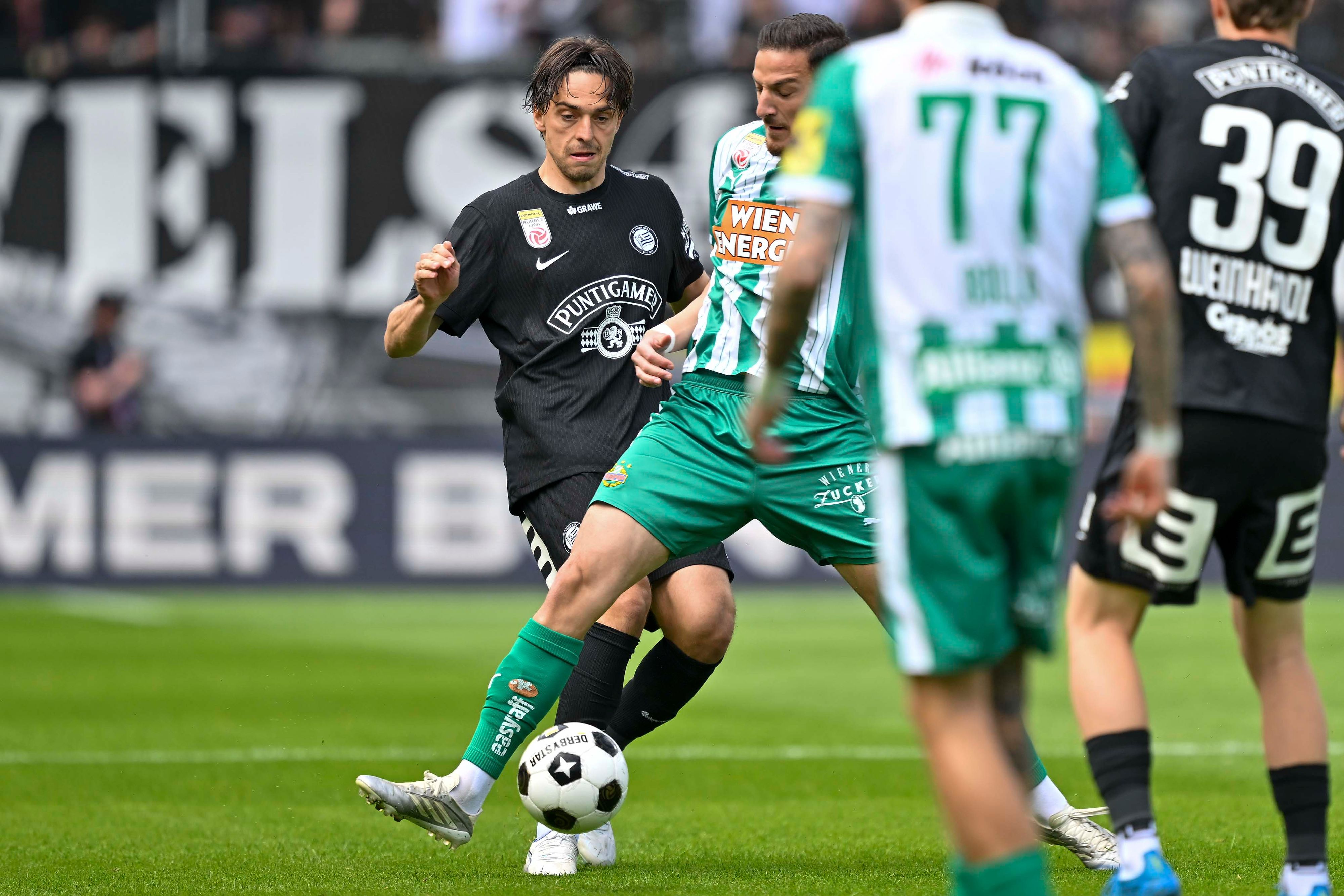 Albert Vallci (Sturm) gegen Ercan Kara (Rapid)