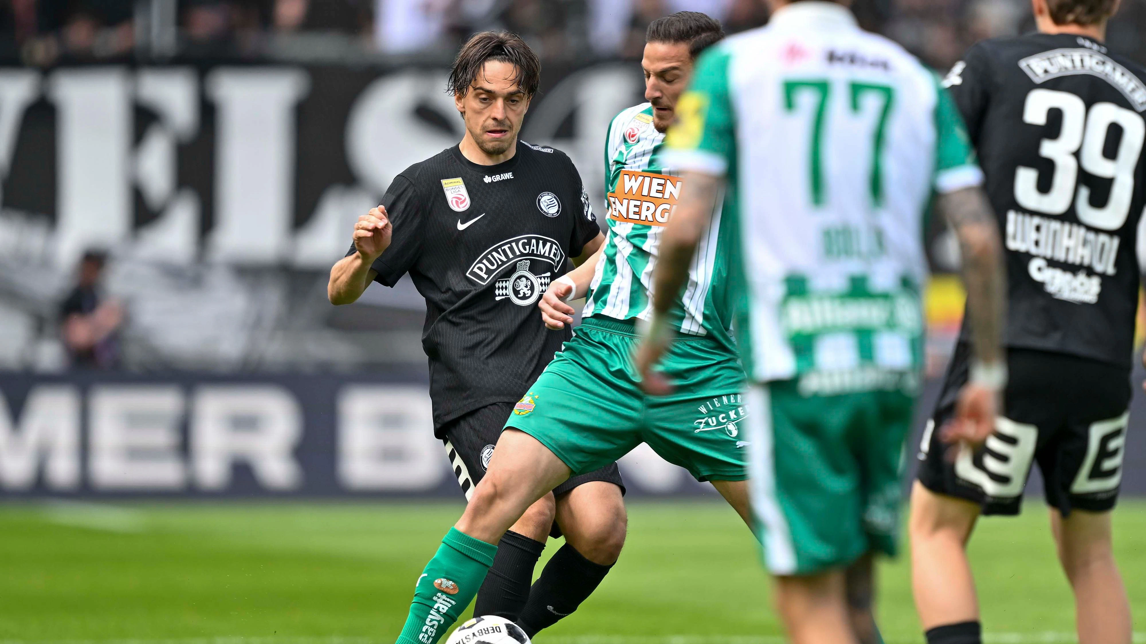 Albert Vallci (Sturm) gegen Ercan Kara (Rapid)
