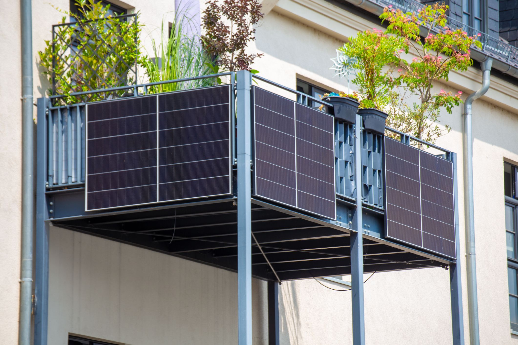 Jede Wohnung erhält zwei Solarmodule mit einer Leistung von 800 Watt.