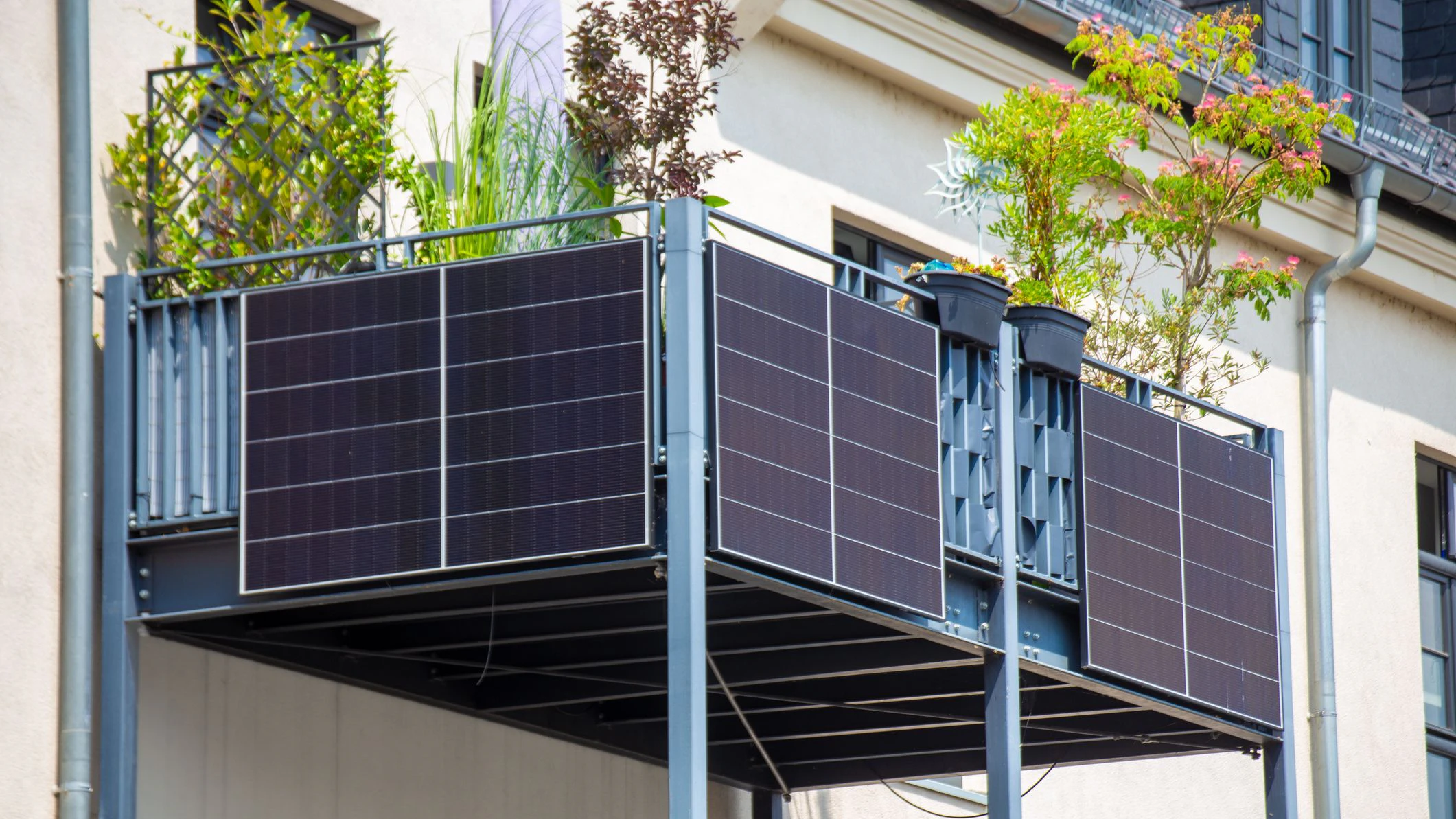Jede Wohnung erhält zwei Solarmodule mit einer Leistung von 800 Watt.