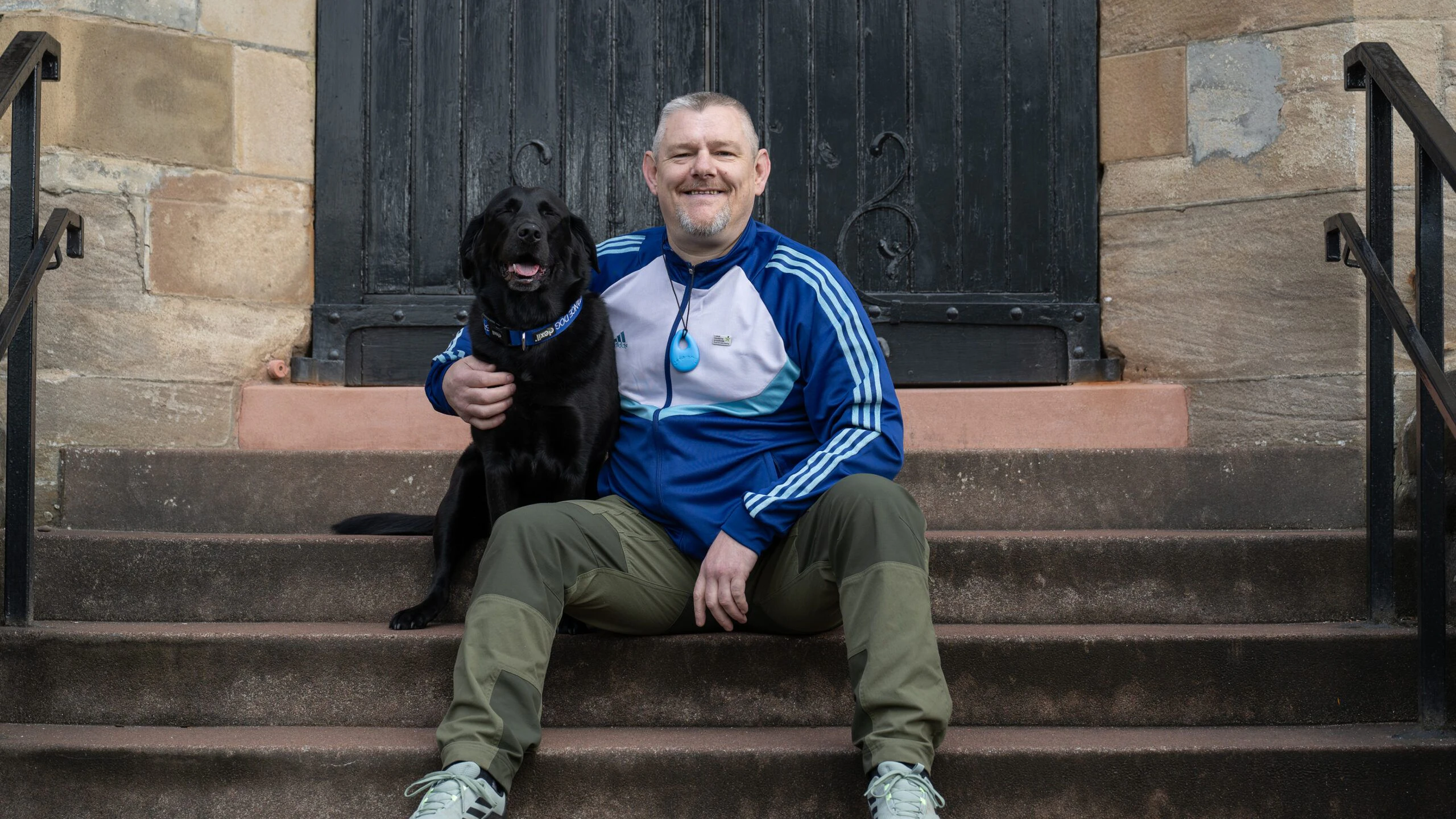 The echte John Davidson mit seinem treuen Begleiter. John lebt heute mit seinem Hund alleine in Scottish Borders in Schottland.