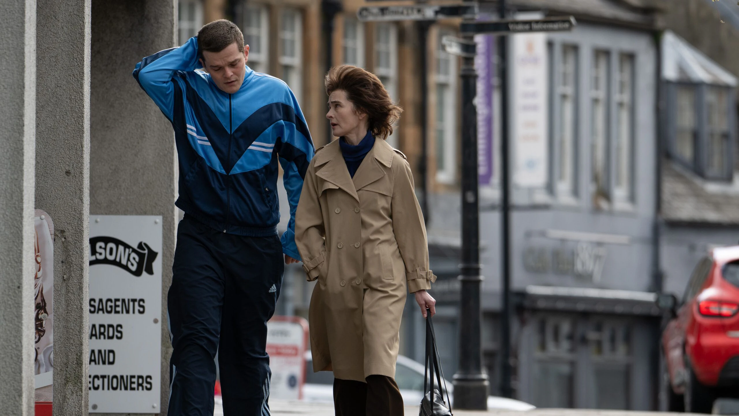 John (Robert Aramayo) und seine Mutter (Shirley Henderson) im Biopic.
