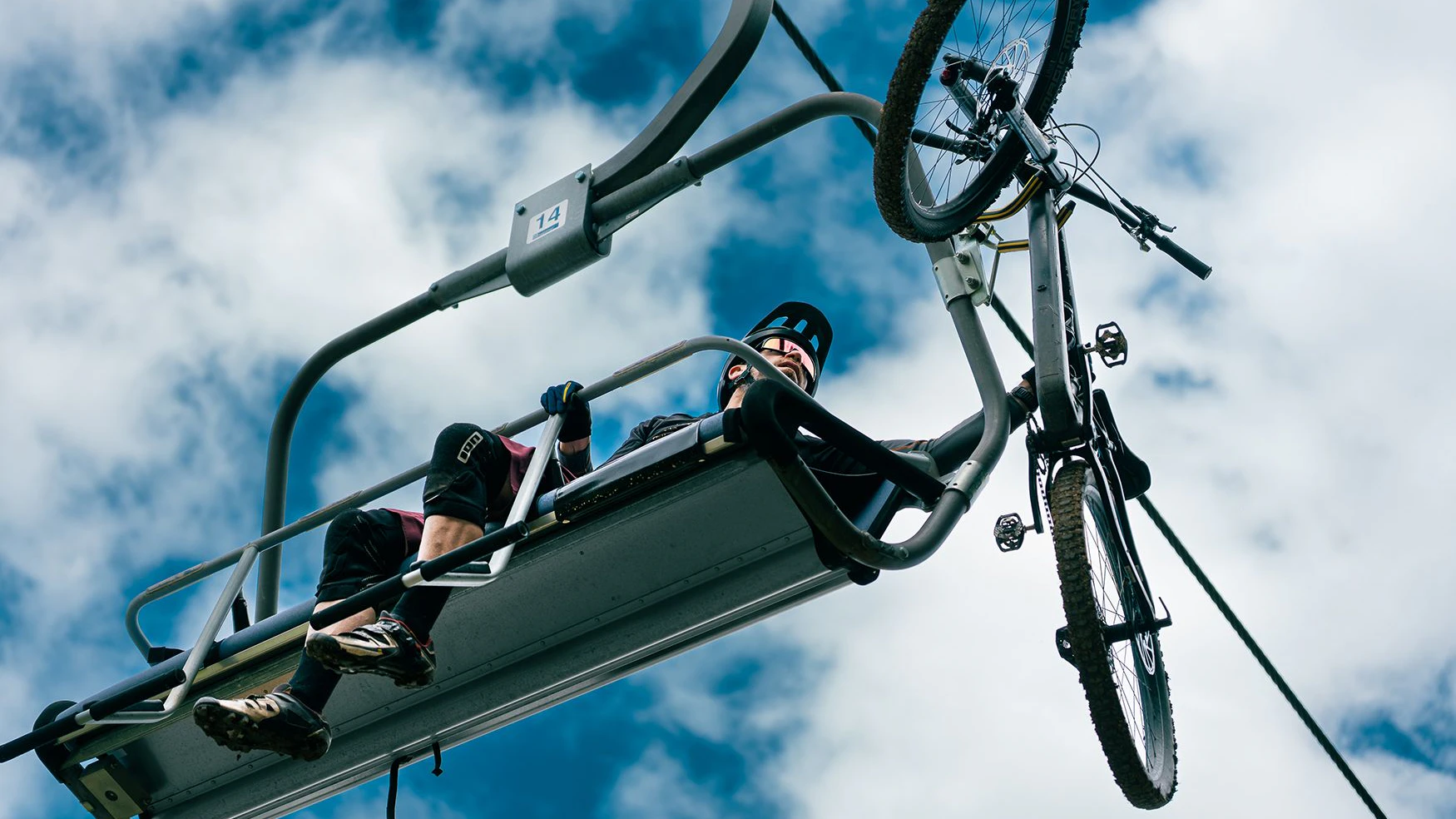Mit dem Bike bequem auf den Berg: Die Rider und Rad werden mit der Schneeberg Sesselbahn transportiert.
