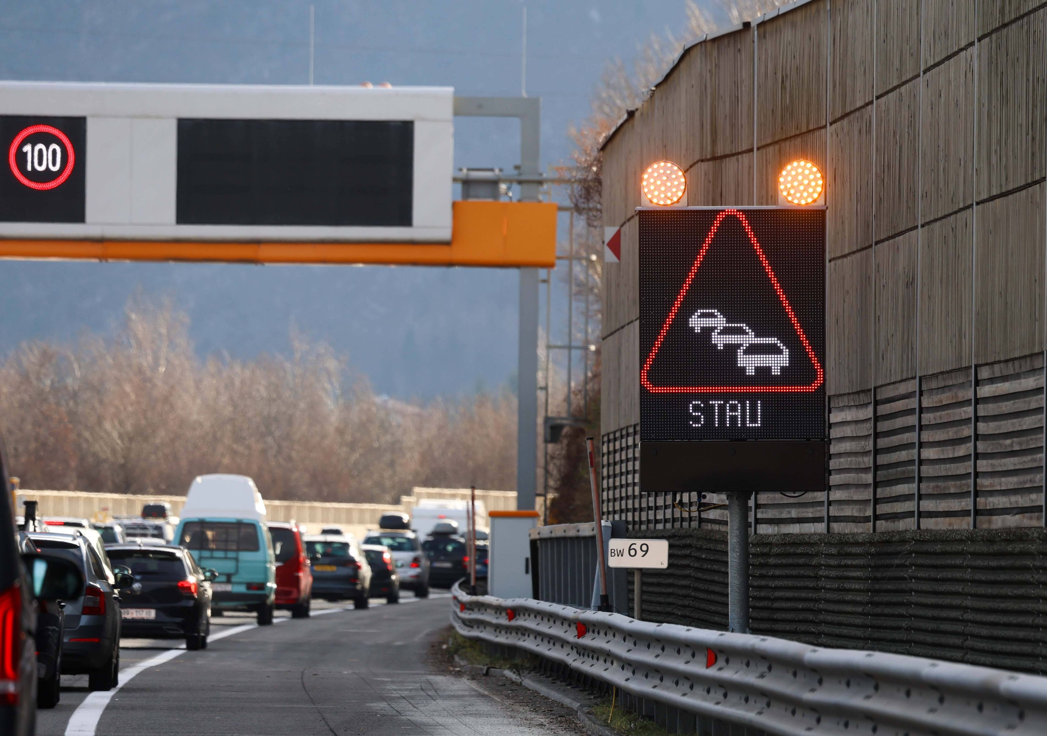 Der gesamte Verkehr wird auf die B159 geleitet, was besonders bei den Ortsdurchfahrten zu teils langen Verzögerungen führen wird. (Symbolbild)