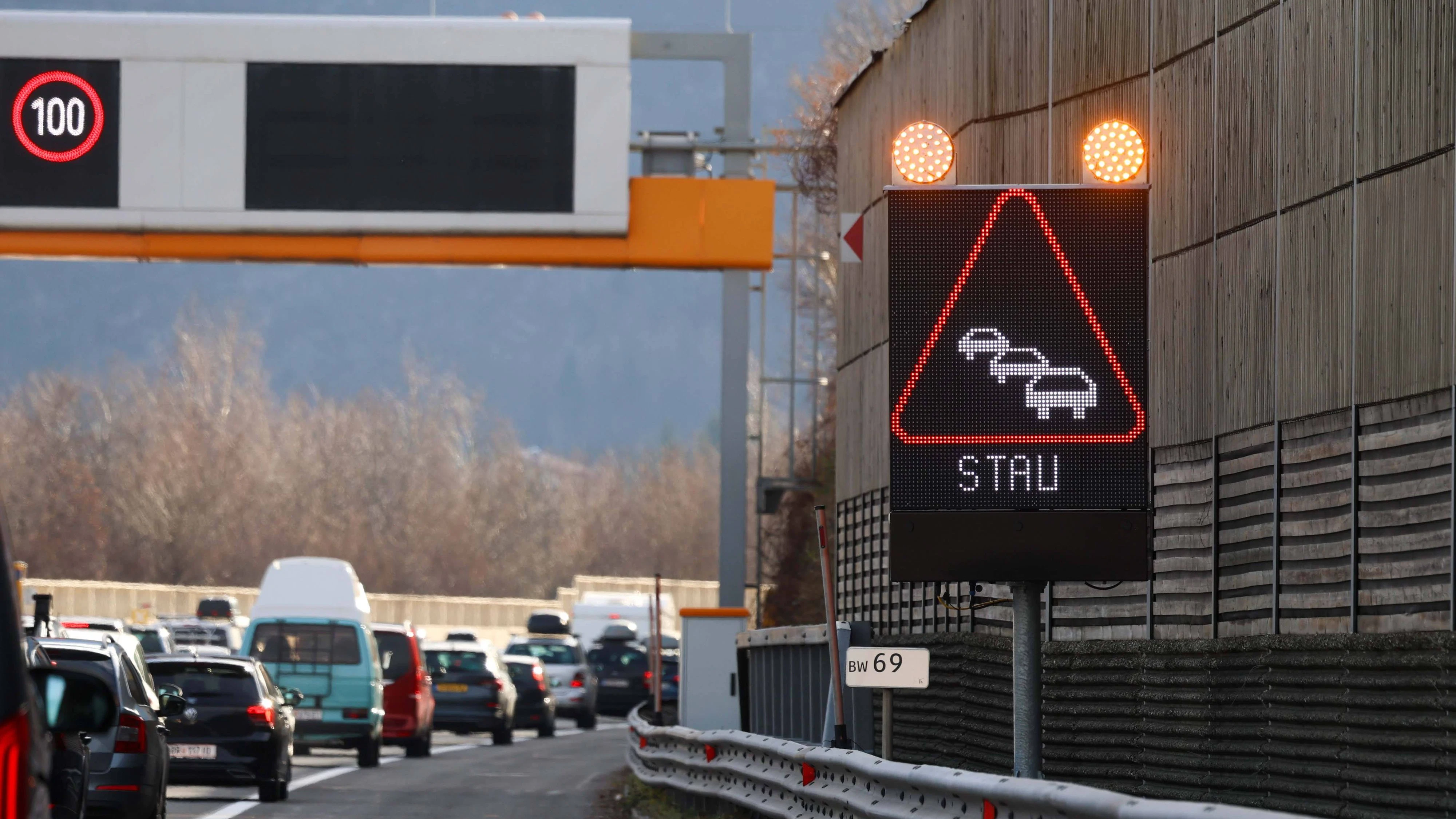 27.12.2023, Salzburg, AUT, Unterwegs in Salzburg, Reportage, A10, Autobahn, Verkehr, Baustelle, Stau, Tunnel Sanierung im Bild Stau, Verkehr, Autos, Baustelle, A10, Tauernautobahn, Urlaubsverkehr, Staubildung, *** 27 12 2023, Salzburg, AUT, On the road in Salzburg, reportage, A10, highway, traffic, construction site, traffic jam, tunnel renovation in the picture traffic jam, traffic, cars, construction site, A10, Tauernautobahn, vacation traffic, congestion,