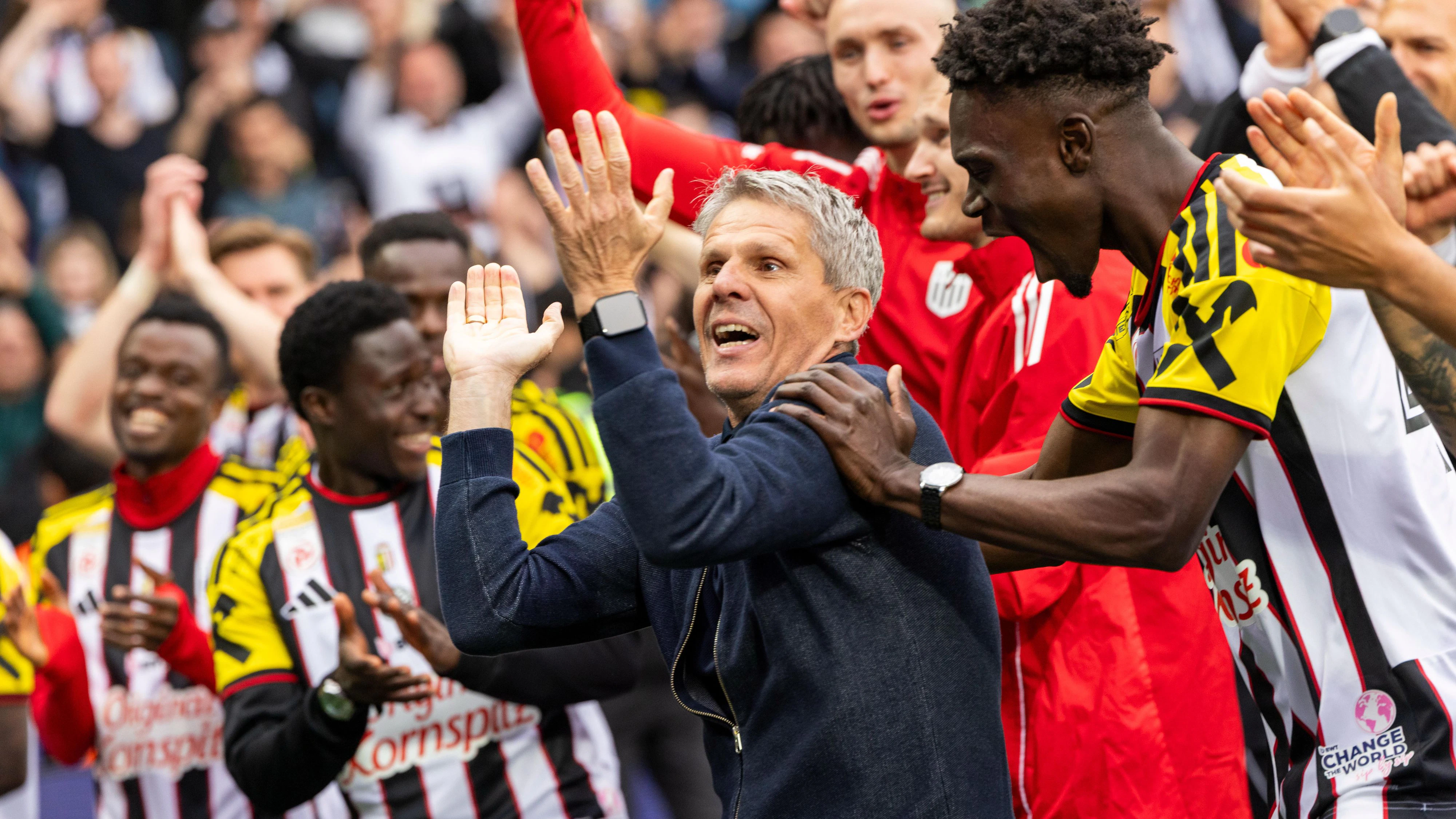 Didi Kühbauer feiert das Double mit dem LASK