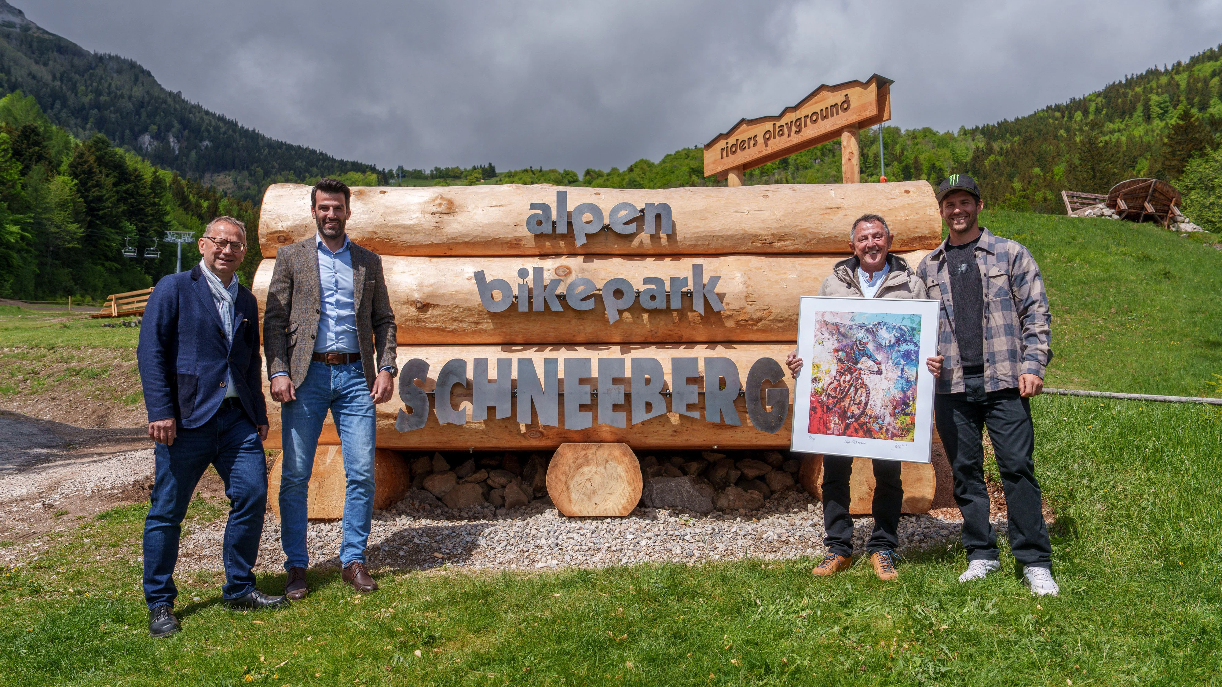 Alpen Bikepark Schneeberg Manager Hubert Resch, NÖ Verkehrslandesrat LH-Stellvertreter Udo Landbauer, Puchbergs Bürgermeister Christian Dungl und Bikepark-Ambassador Clemens Kaudela bei der feierlichen Eröffnung in Losenheim.