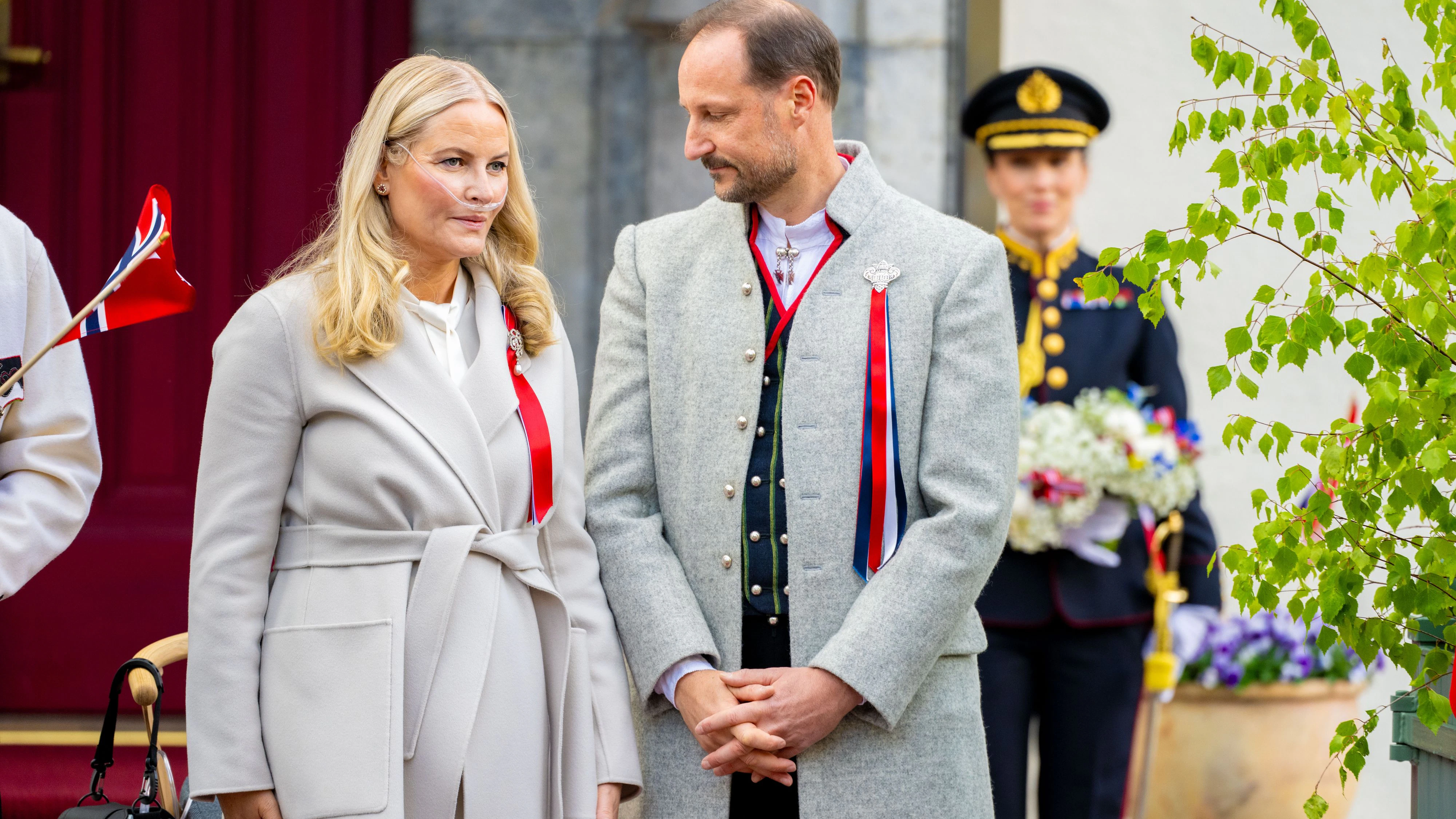 Heute.at - Mette-Marit zeigt sich mit Schläuchen in der Nase