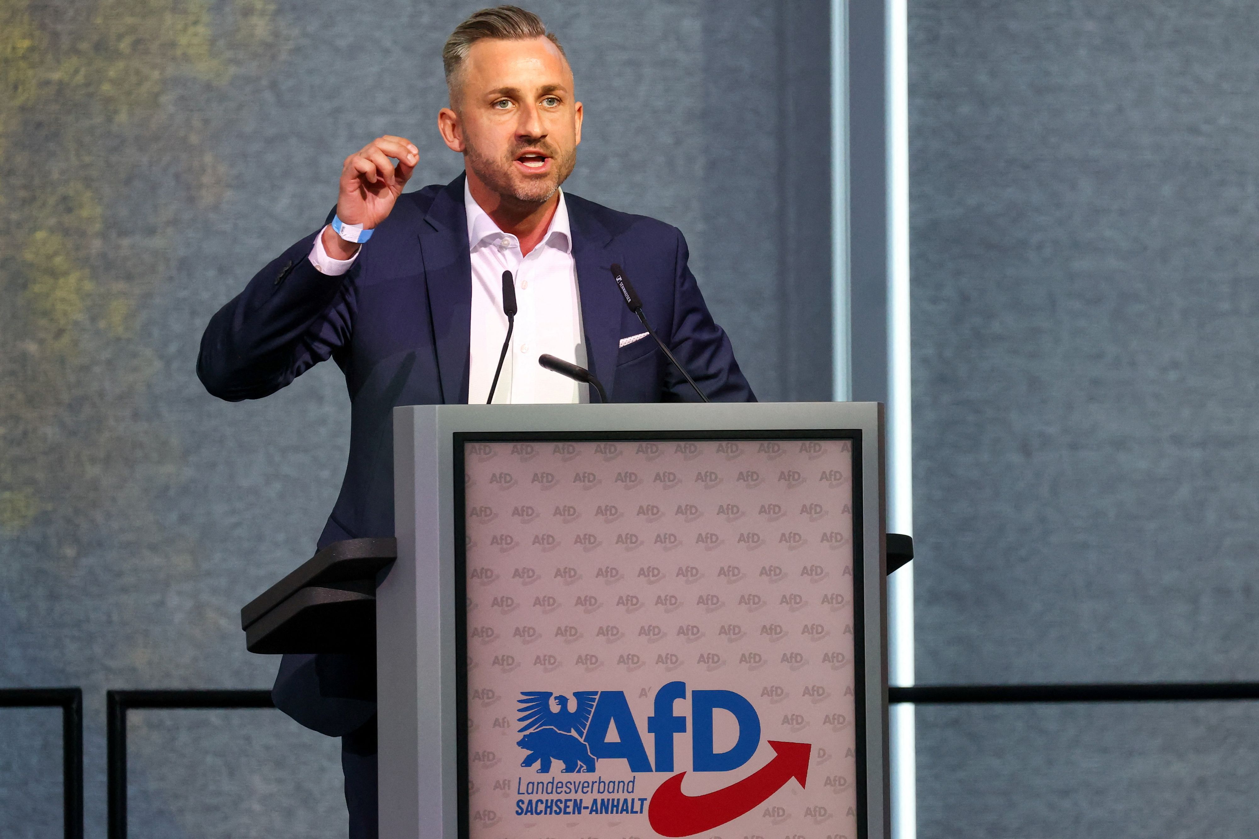 Die AfD, die vom Landesverfassungsschutz als gesichert rechtsextremistisch eingestuft wird und mit Ulrich Siegmund antritt, liegt in Umfragen deutlich vor der CDU von Ministerpräsident Sven Schulze.