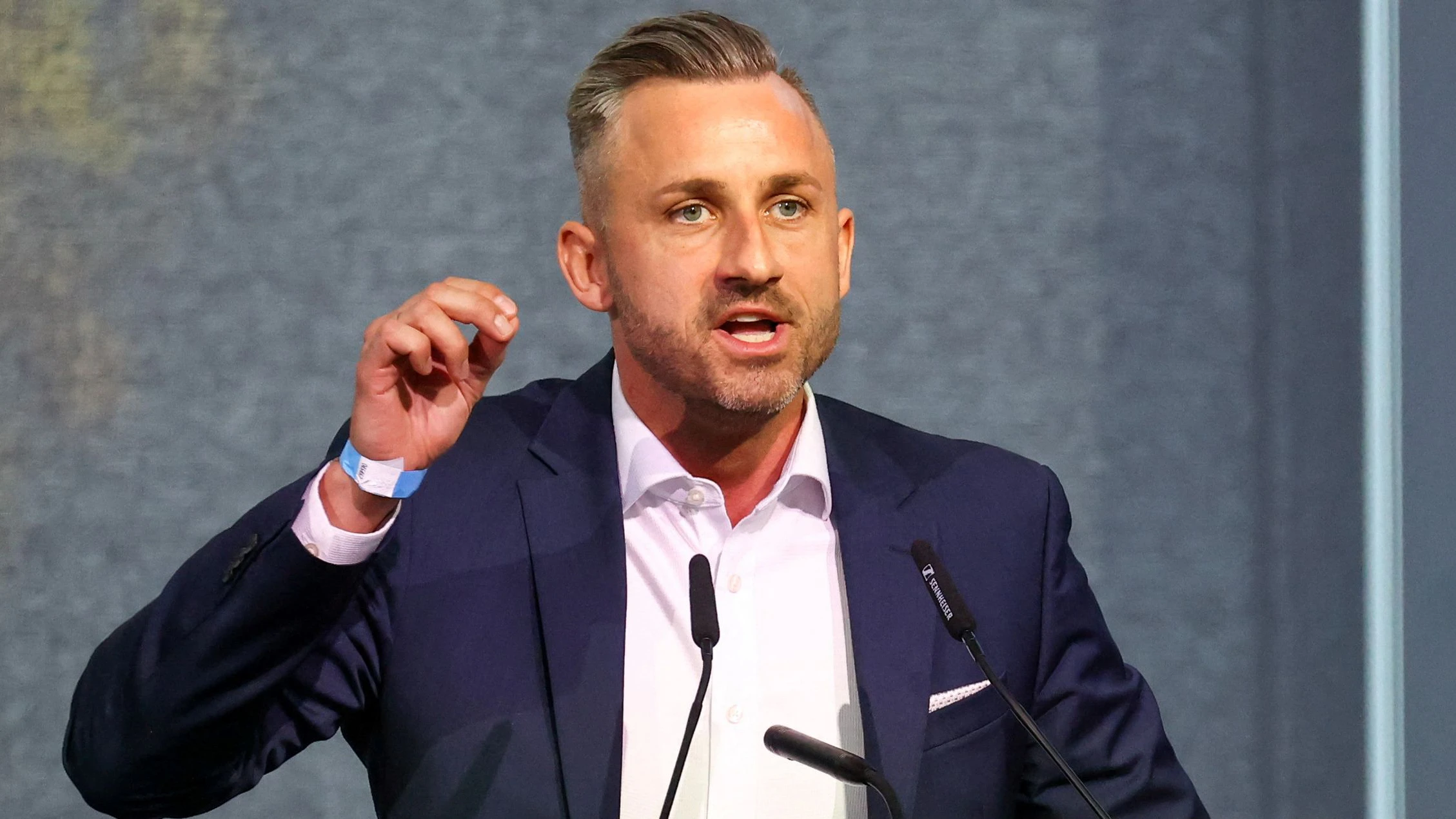 Die AfD, die vom Landesverfassungsschutz als gesichert rechtsextremistisch eingestuft wird und mit Ulrich Siegmund antritt, liegt in Umfragen deutlich vor der CDU von Ministerpräsident Sven Schulze.