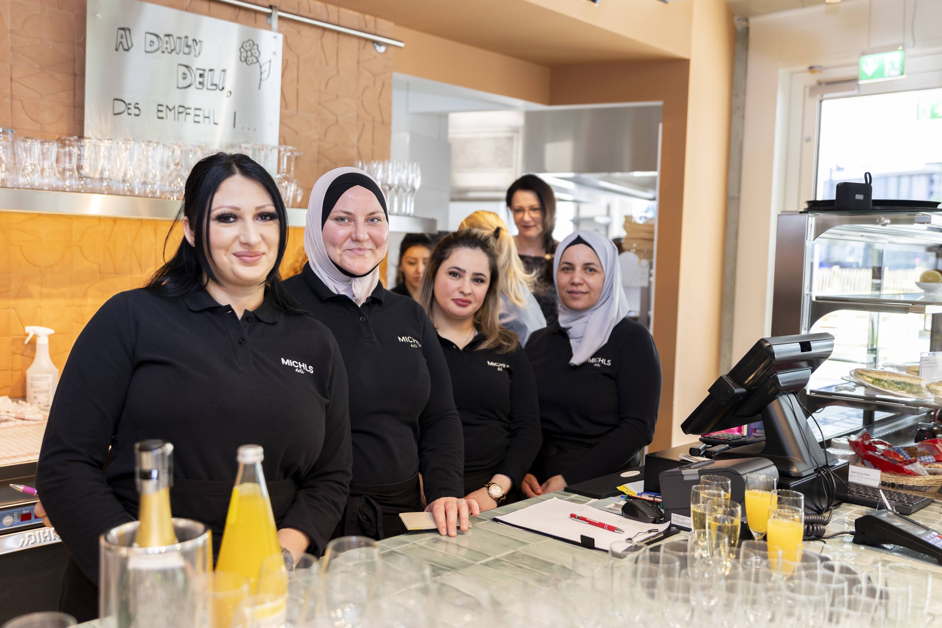 Die Frauen arbeiten neun bis 12 Monate lang in Küche, Service und Verwaltung.