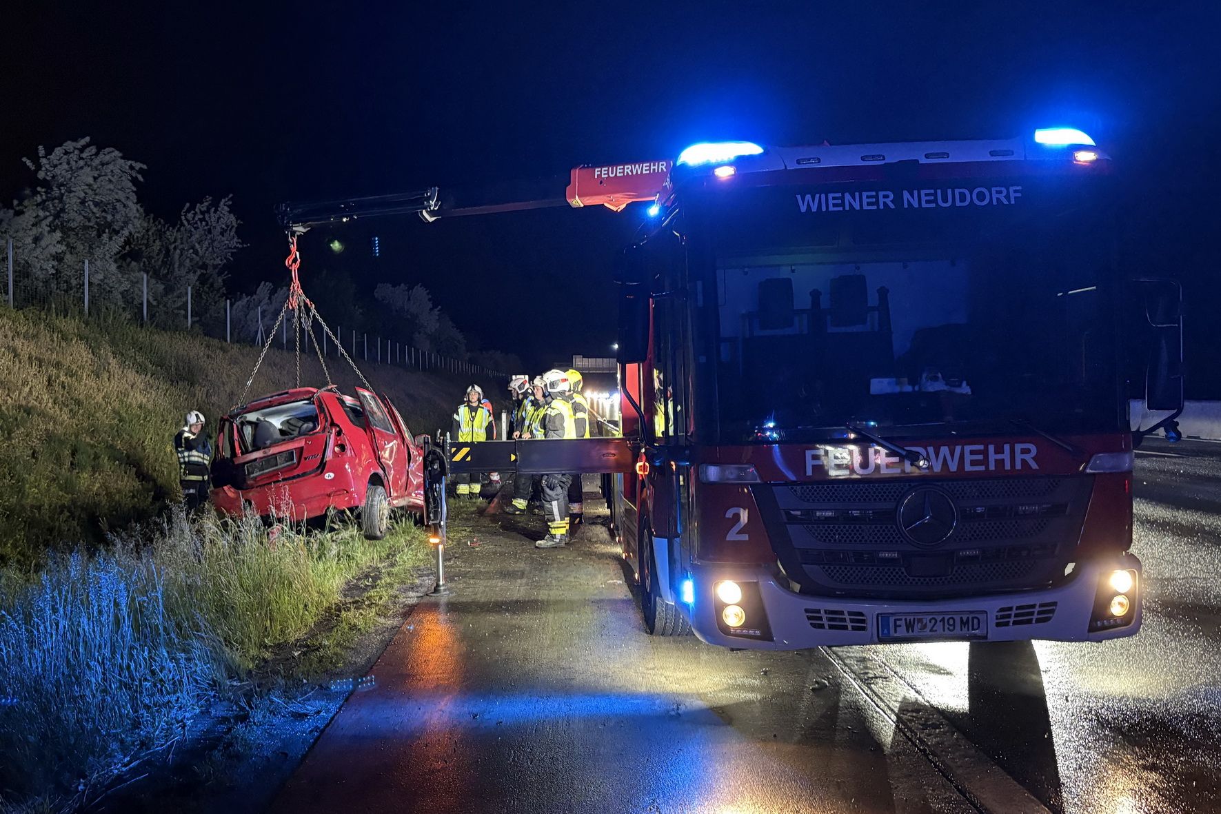 Der 42-Jährige war aus seinem Auto auf die Fahrbahn gestürzt, wo er von mehreren Fahrzeugen überrollt wurde.