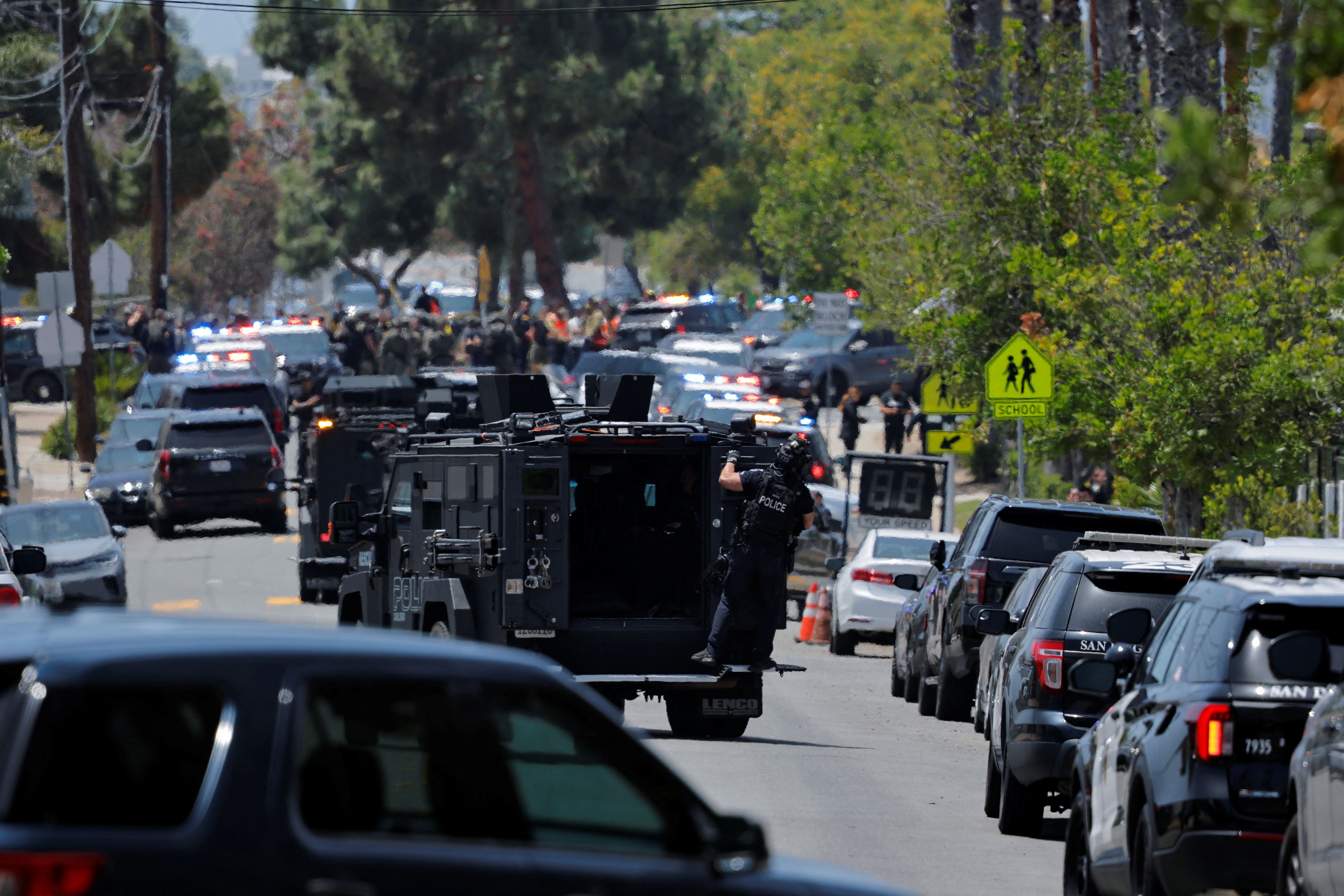 Die Polizei rückte mit Panzerfahrzeugen beim Islamischen Zentrum in San Diego an.