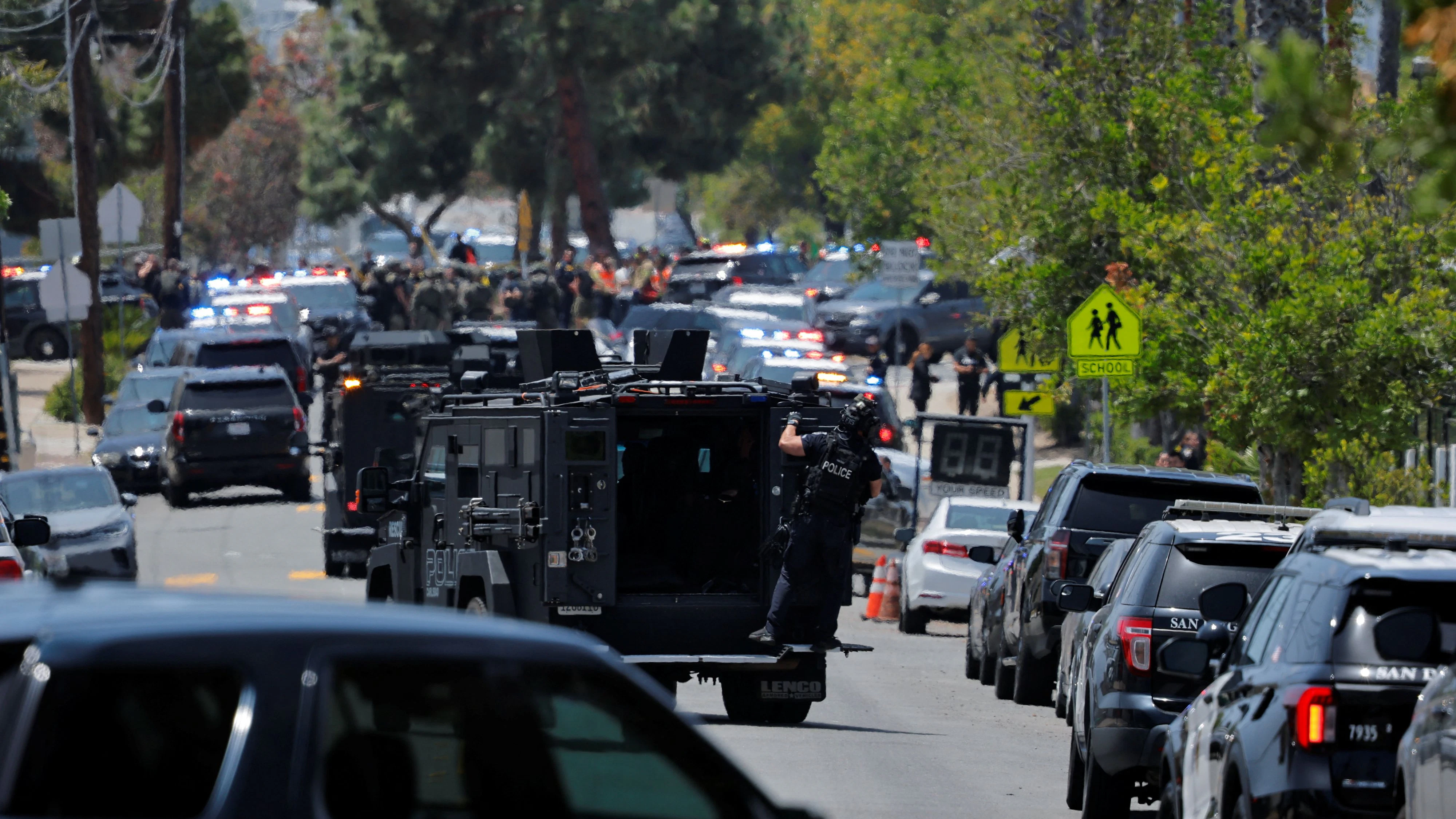 Die Polizei rückte mit Panzerfahrzeugen beim Islamischen Zentrum in San Diego an.