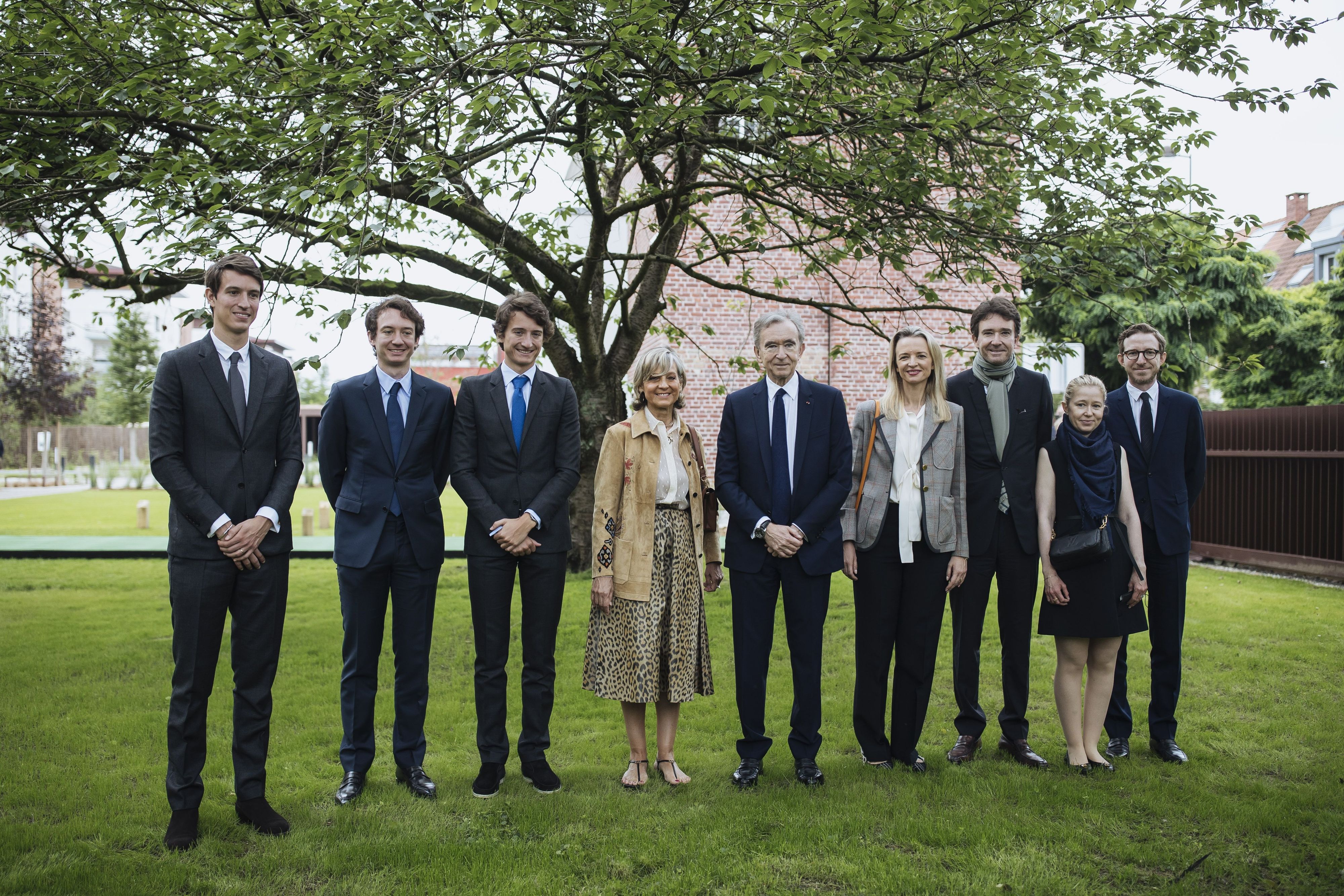 LVMH-Boss Bernard Arnault (3.v.r.) und seine Familie (v.l.): Söhne Alexandre, Frederic und Jean, Ehefrau Helene Mercier Arnault, Tochter Delphine und Sohn Antoine.