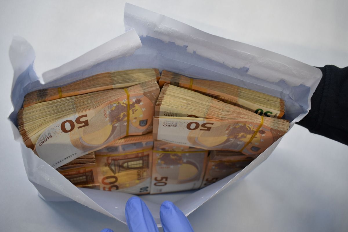 Das Geld wurde beschlagnahmt.
