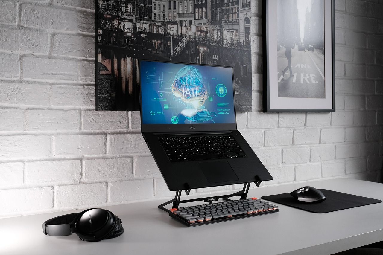 Moderner Laptop-Arbeitsplatz mit KI-Technologie
