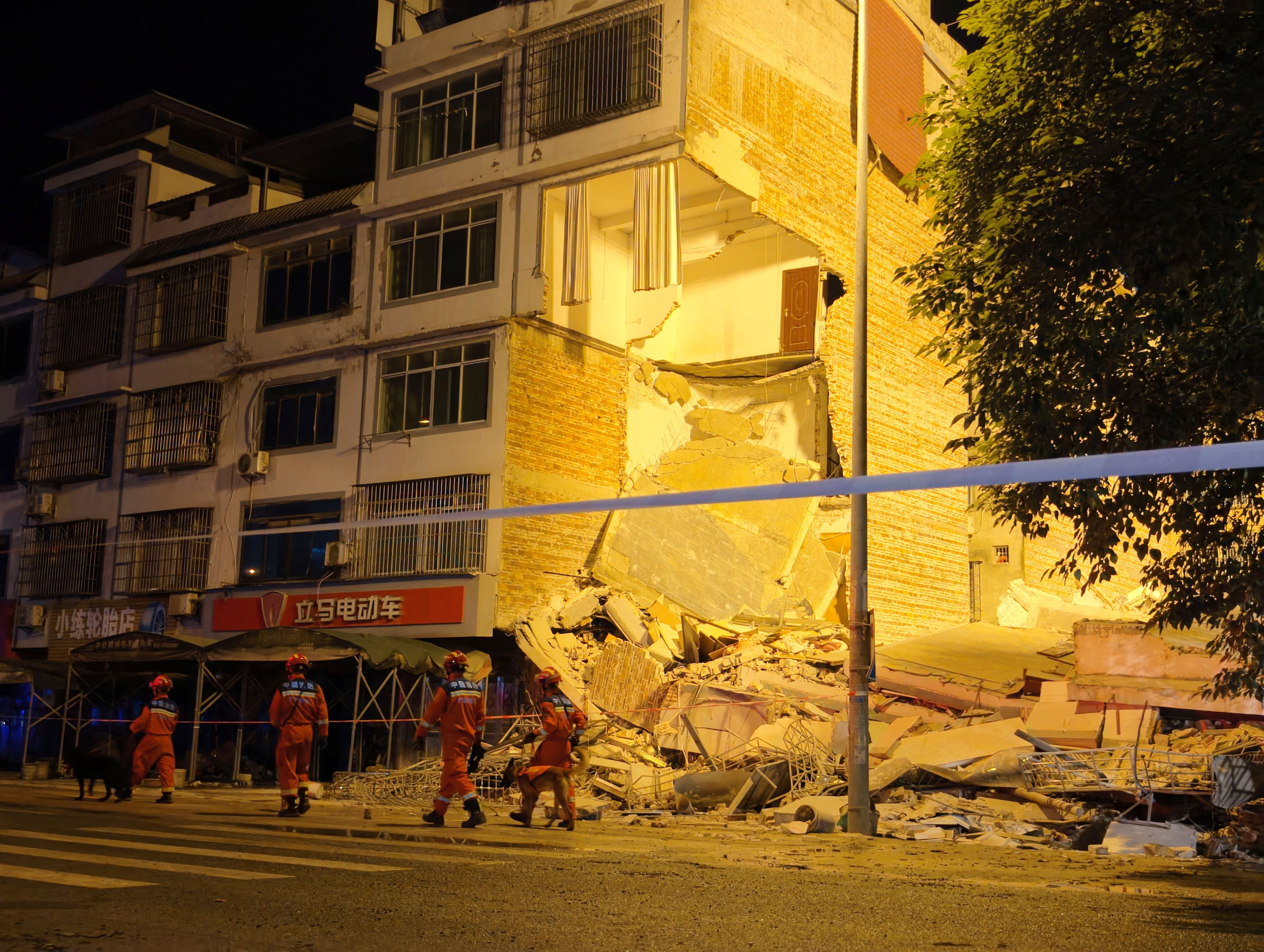 Das Erdbeben forderte mindestens zwei Todesopfer. 