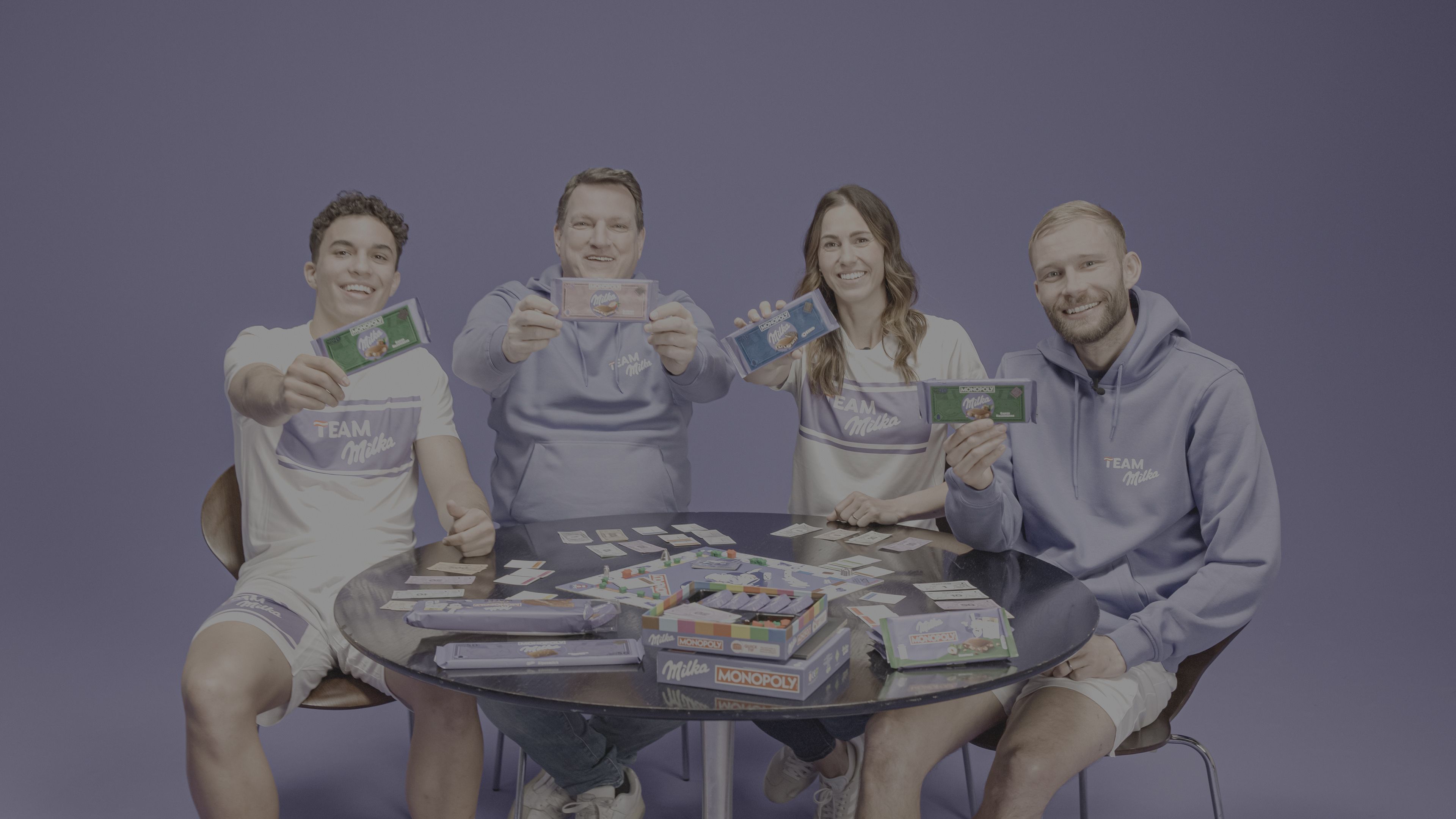 Das Milka Team rund um Jakob Pokorny, Andi Herzog, Viki Schnaderbeck und Konrad Laimer hat jede Menge Spaß beim Spielen am Brett – Schokoladengenuss inklusive!