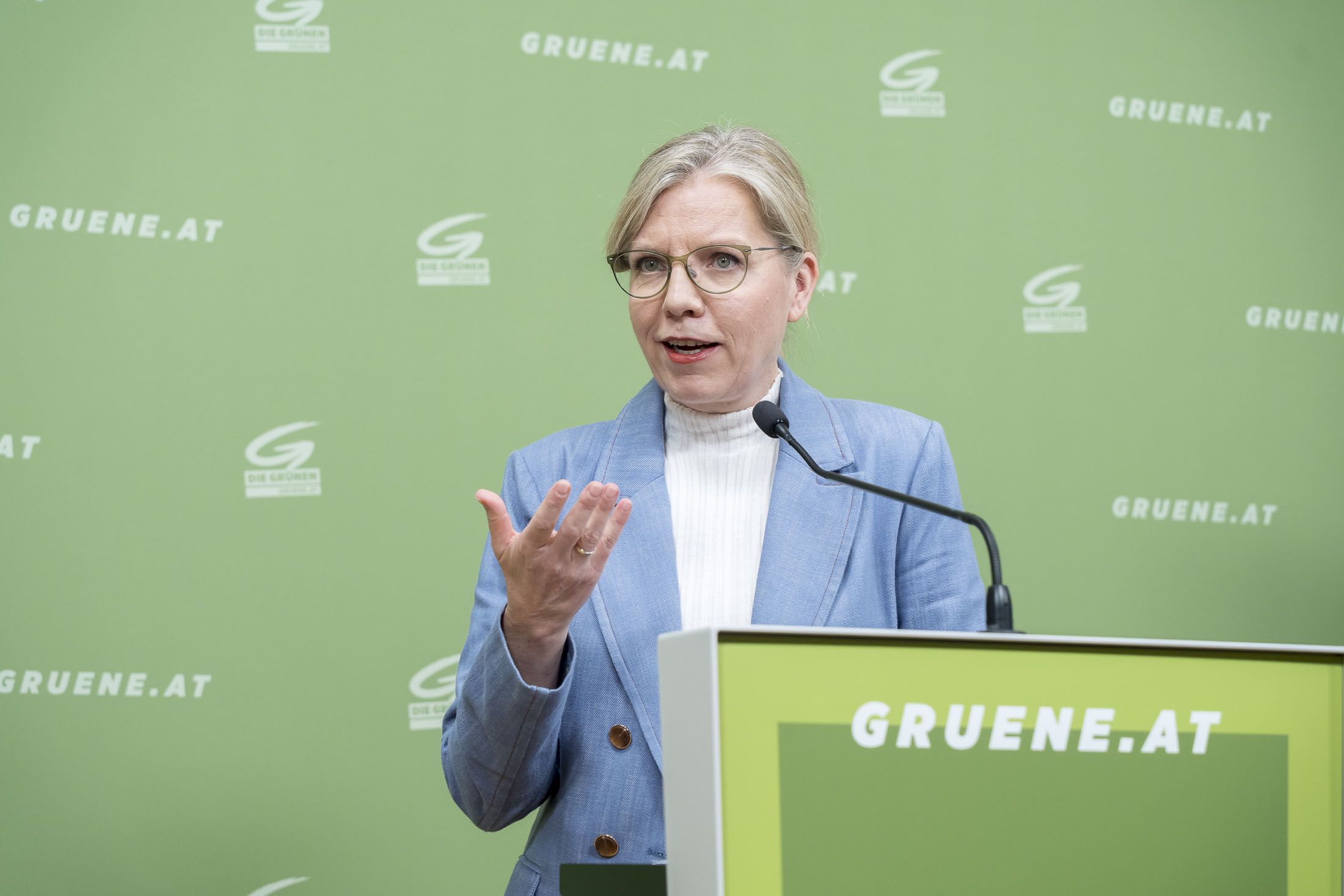 Grünen-Chefin und -Klubobfrau Leonore Gewessler geht im Vorfeld der Nationalratssitzungen diese Woche hart ins Gericht mit der Regierung.