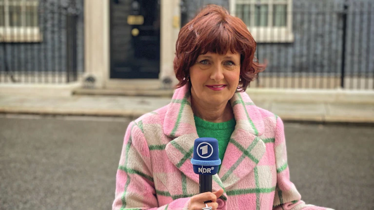 Die Journalistin Annette Dittert lebt seit 18 Jahren auf einem Hausboot in London. In ihrem neuen Buch ergründet sie die Seele der Briten und erklärt das Land politisch. Wie Premier Keir Starmer abstürzte und damit Rechtspopulist Nigel Farage wiederbelebte.