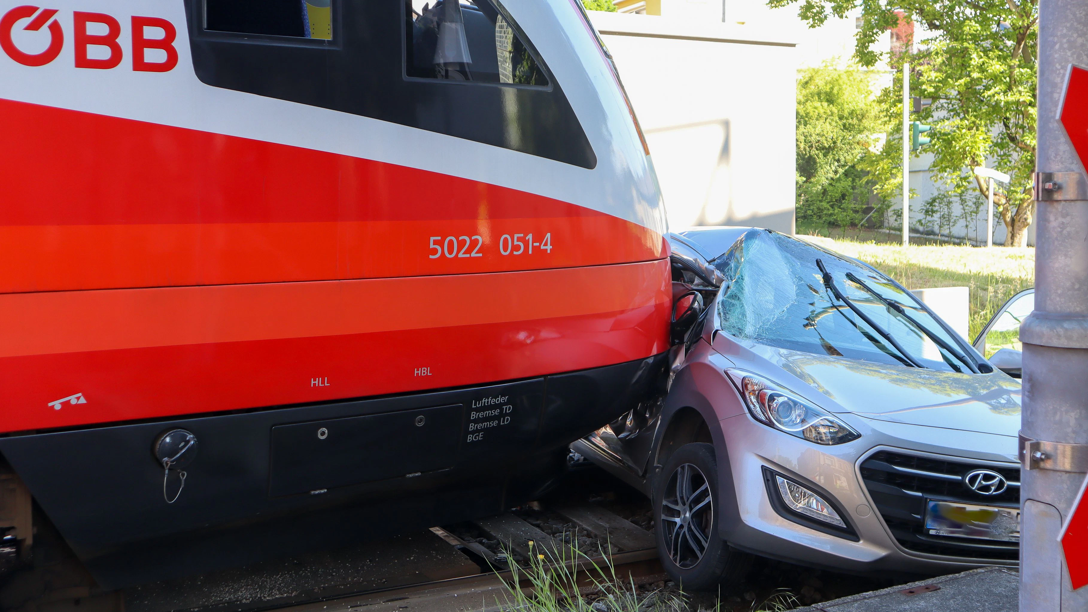 Heute.at - Zug erfasst Auto – heftiger Crash bei Bahnübergang