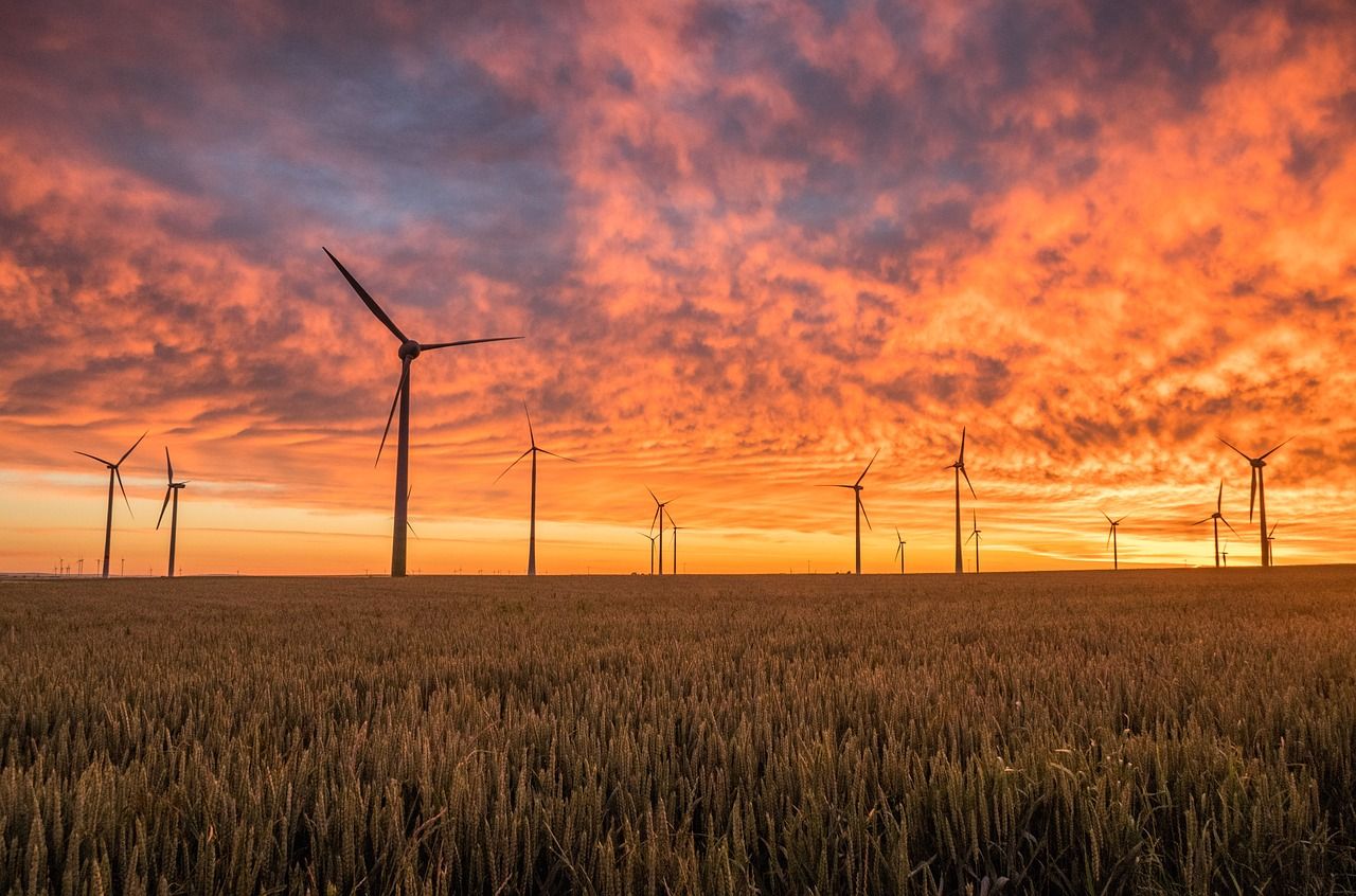 Windkraftanlage im Sonnenuntergang.