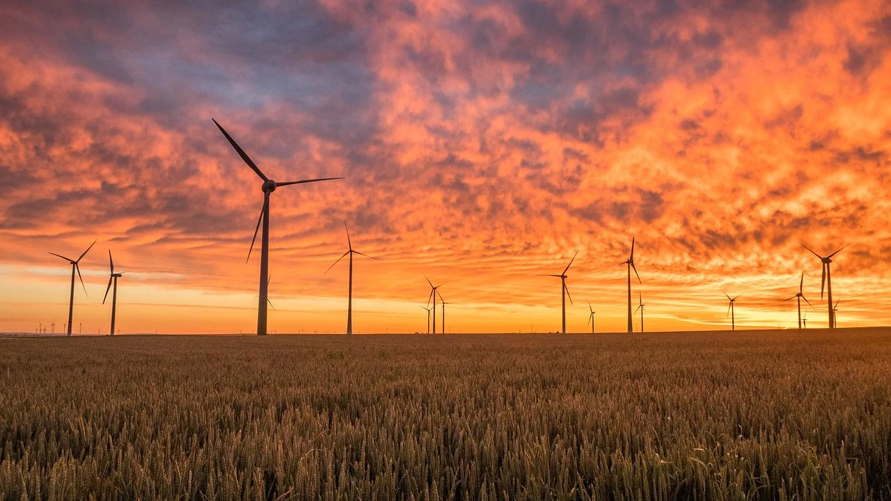 Windkraftanlage im Sonnenuntergang