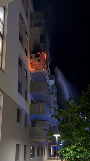 Balkonbrand Favoriten: Nächtlicher Feuerwehreinsatz in Wien, ein Mann mit Rauchgasvergiftung im Spital. Ermittlungen zur Brandursache laufen.
