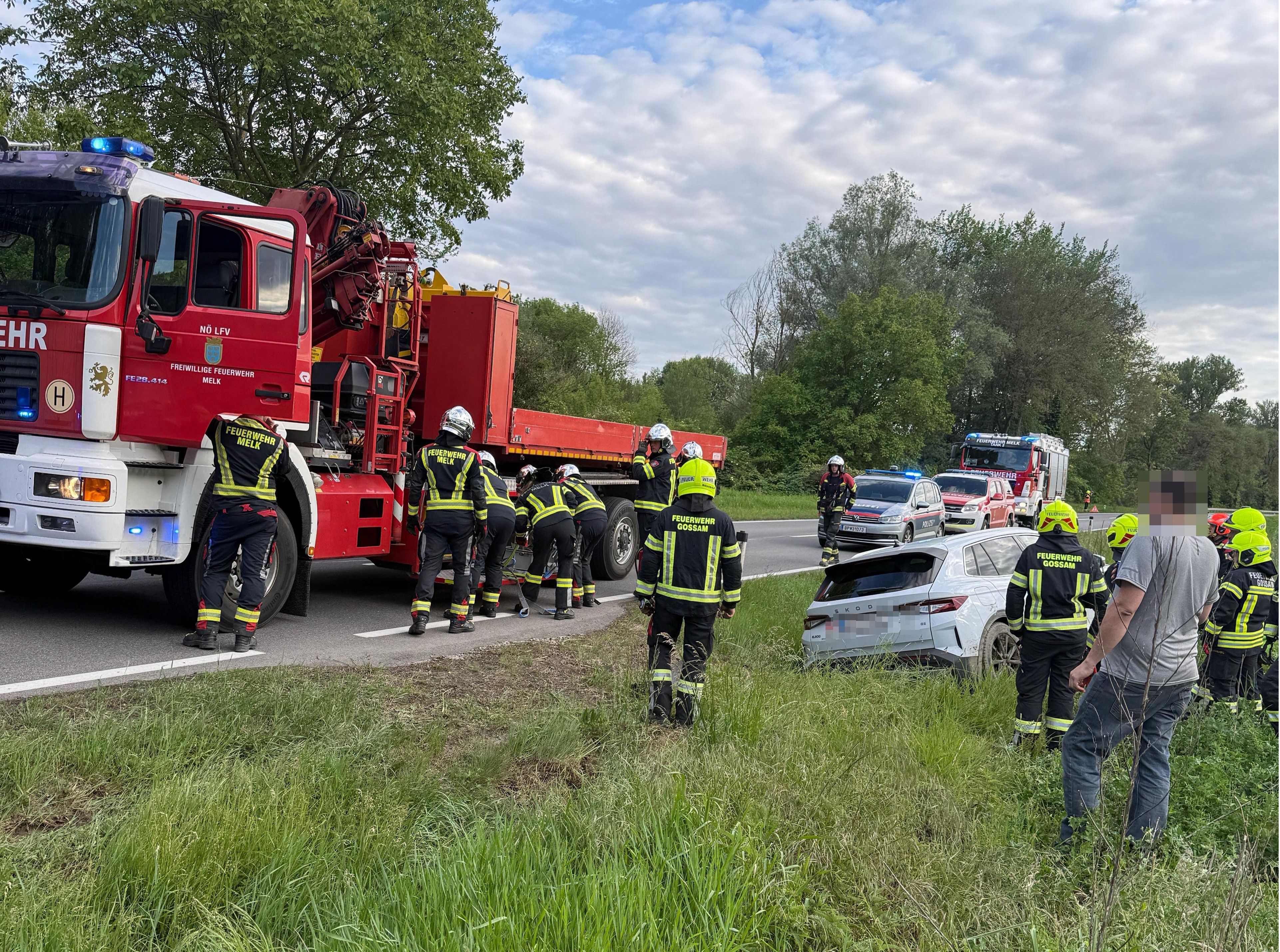 Der Wagen schlitterte rund 150 Meter entlang eines Grabens dahin, ehe er zum Stillstand kam.