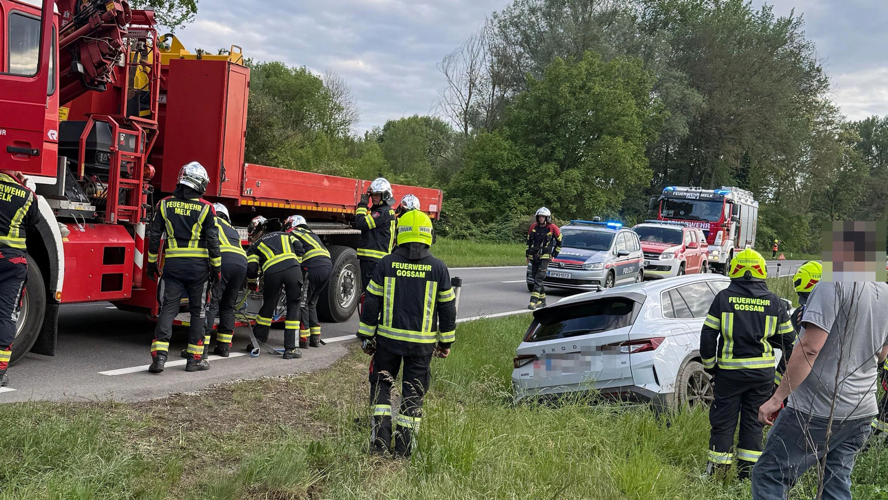 Der Wagen schlitterte rund 150 Meter entlang eines Grabens dahin, ehe er zum Stillstand kam.