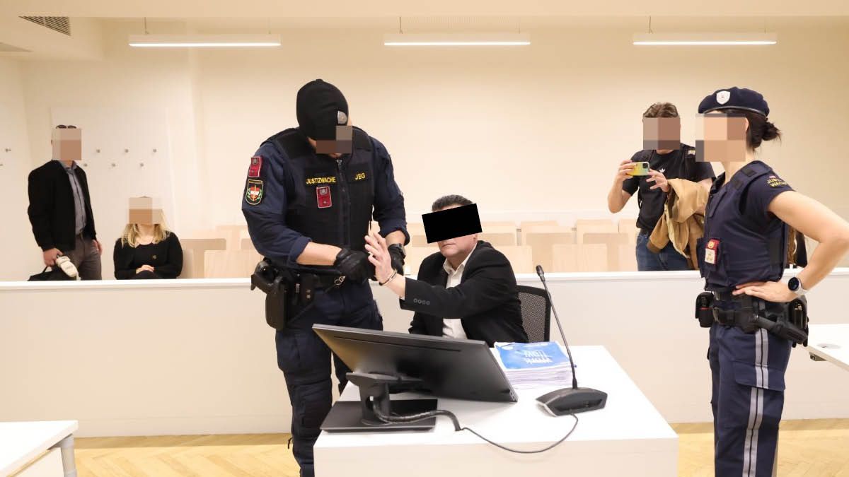 Der 53-Jährige erklärte, wie es zu den Schüssen vor seinem Haus kam.