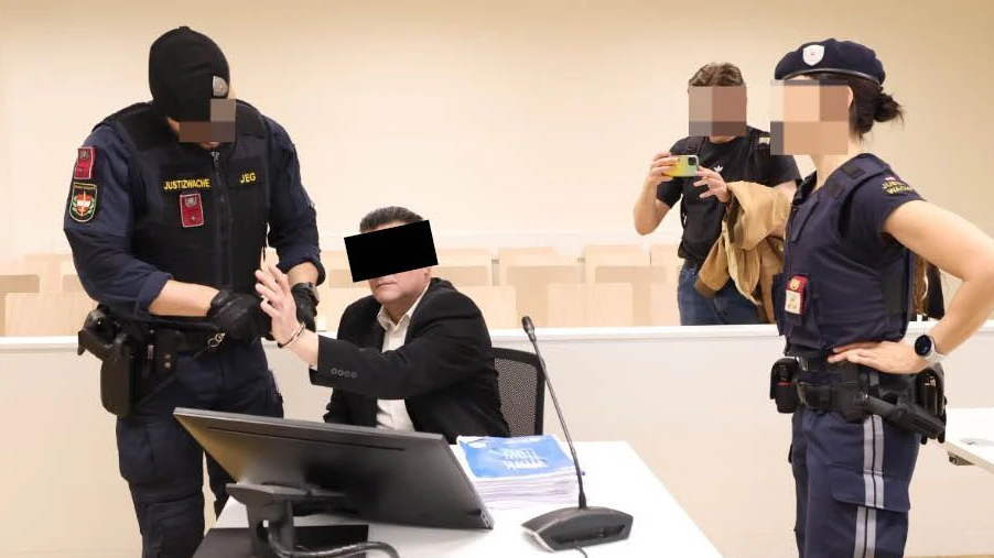 Der 53-Jährige erklärte, wie es zu den Schüssen vor seinem Haus kam.