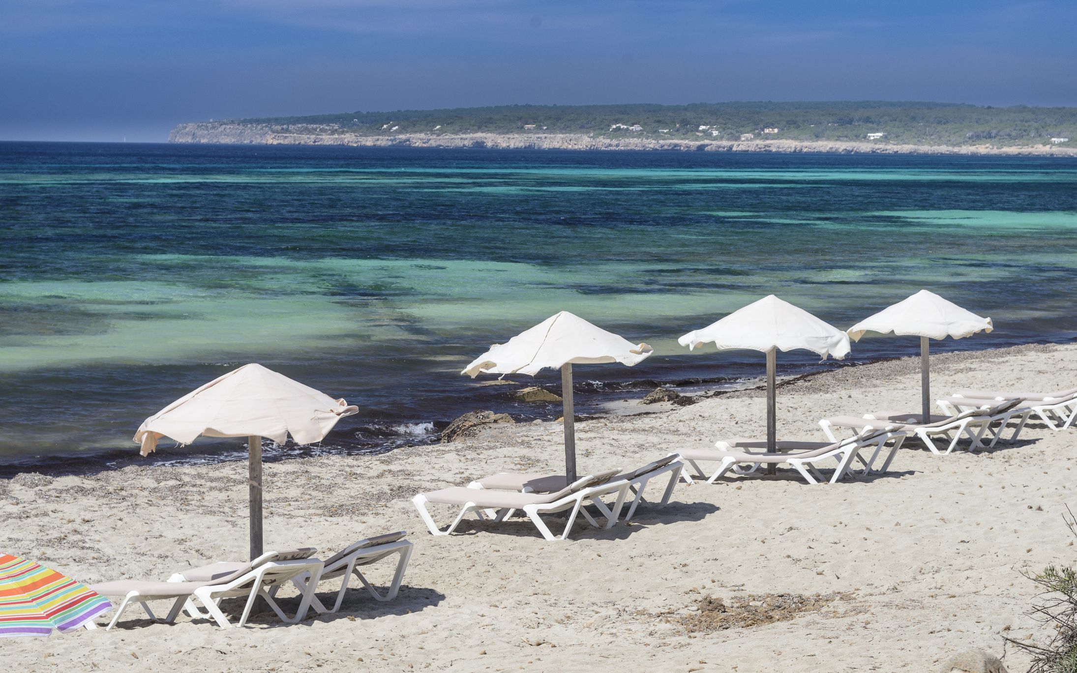 Für die kommende Saison wurden auf Formentera rund 36 Prozent weniger Liegen und Schirme bewilligt, als von der Regierung der Baleareninsel beantragt worden sind.